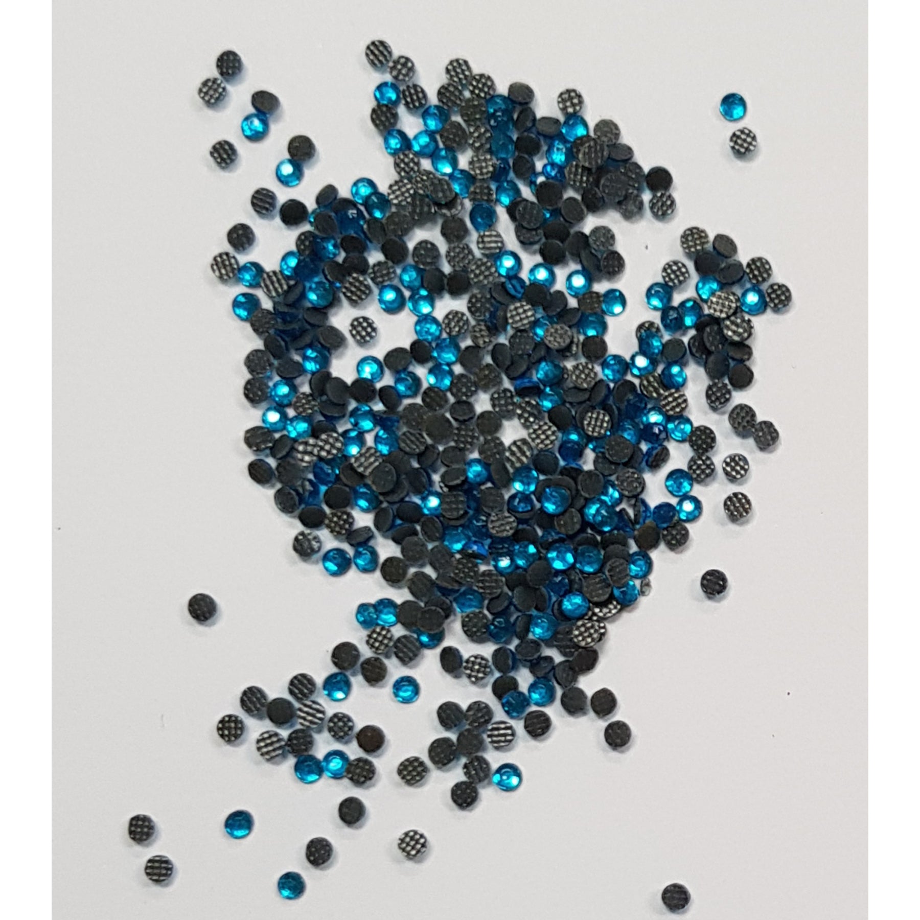Crealive Strasssteine SS6 - 2000 Stück - Aquamarine Blau Spezifikationen: Hotfix Strasssteine Farbe: Aquamarine Blau Grösse: SS6 (1.6 - 2 mm) Hotfix Strasssteine sind hitzeaktiviert und somit nicht selbstklebend Inhalt: ca. 2000 Stück Mit den Hotfix Strasssteinen kannst Du Deine Shirts, Filz-Rohlinge, Taschen, etc. zum Glitzern bringen. Auch auf Papier oder Holz kannst Du mit den Strass Steinchen tolle Akzente setzen oder gar ganze Motive mit ihnen erstellen.