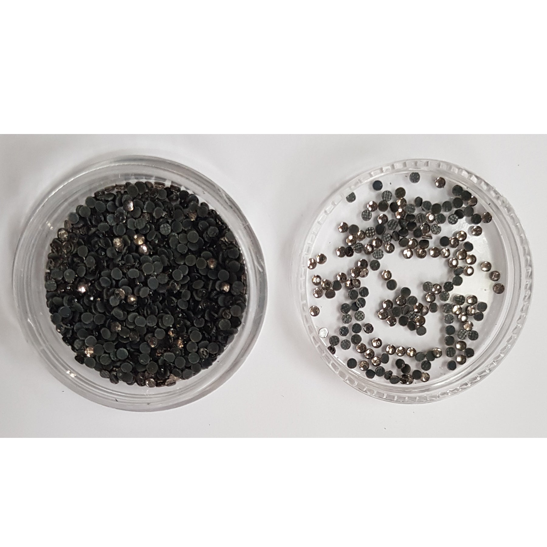 Crealive Strasssteine SS6 - 2000 Stück - Black Diamond Spezifikationen: Hotfix Strasssteine Farbe: Black Diamond Grösse: SS6 (1.6 - 2 mm) Hotfix Strasssteine sind hitzeaktiviert und somit nicht selbstklebend Inhalt: ca. 2000 Stück Mit den Hotfix Strasssteinen kannst Du Deine Shirts, Filz-Rohlinge, Taschen, etc. zum Glitzern bringen. Auch auf Papier oder Holz kannst Du mit den Strass Steinchen tolle Akzente setzen oder gar ganze Motive mit ihnen erstellen.