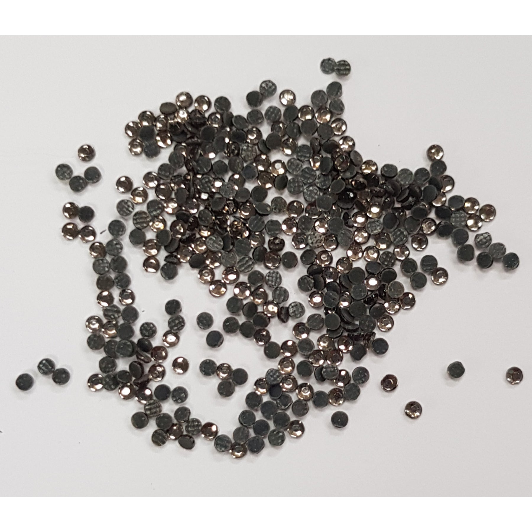 Crealive Strasssteine SS6 - 2000 Stück - Black Diamond Spezifikationen: Hotfix Strasssteine Farbe: Black Diamond Grösse: SS6 (1.6 - 2 mm) Hotfix Strasssteine sind hitzeaktiviert und somit nicht selbstklebend Inhalt: ca. 2000 Stück Mit den Hotfix Strasssteinen kannst Du Deine Shirts, Filz-Rohlinge, Taschen, etc. zum Glitzern bringen. Auch auf Papier oder Holz kannst Du mit den Strass Steinchen tolle Akzente setzen oder gar ganze Motive mit ihnen erstellen.