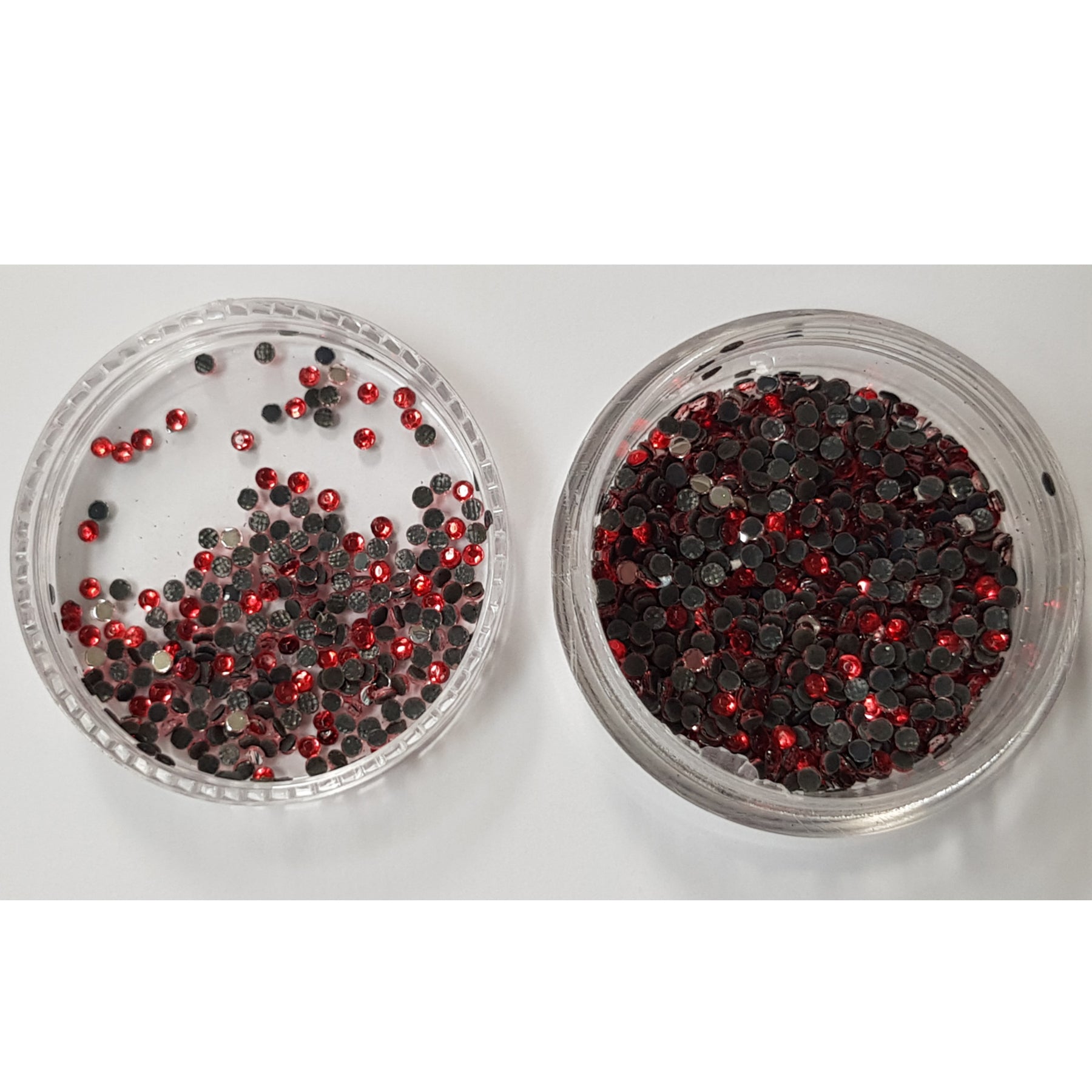 Crealive Strasssteine SS6 - 2000 Stück - Fuchsia Spezifikationen: Hotfix Strasssteine Farbe: Fuchsia Grösse: SS6 (1.6 - 2 mm) Hotfix Strasssteine sind hitzeaktiviert und somit nicht selbstklebend Inhalt: ca. 2000 Stück Mit den Hotfix Strasssteinen kannst Du Deine Shirts, Filz-Rohlinge, Taschen, etc. zum Glitzern bringen. Auch auf Papier oder Holz kannst Du mit den Strass Steinchen tolle Akzente setzen oder gar ganze Motive mit ihnen erstelle