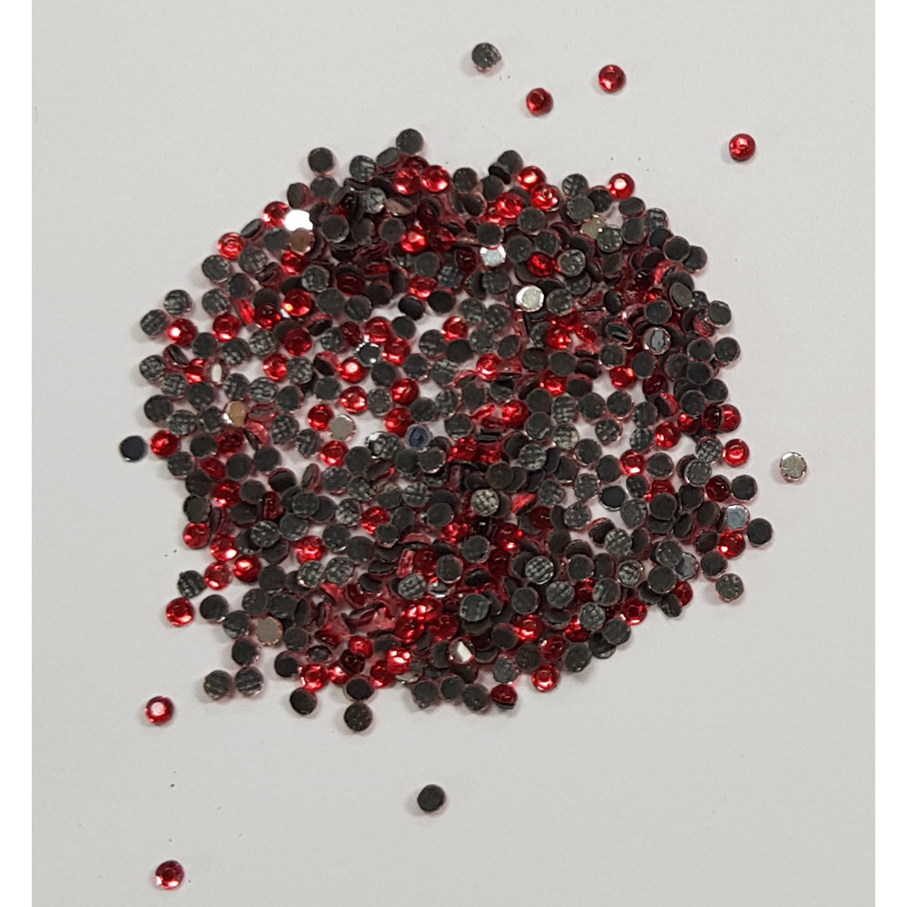 Crealive Strasssteine SS6 - 2000 Stück - Fuchsia Spezifikationen: Hotfix Strasssteine Farbe: Fuchsia Grösse: SS6 (1.6 - 2 mm) Hotfix Strasssteine sind hitzeaktiviert und somit nicht selbstklebend Inhalt: ca. 2000 Stück Mit den Hotfix Strasssteinen kannst Du Deine Shirts, Filz-Rohlinge, Taschen, etc. zum Glitzern bringen. Auch auf Papier oder Holz kannst Du mit den Strass Steinchen tolle Akzente setzen oder gar ganze Motive mit ihnen erstelle