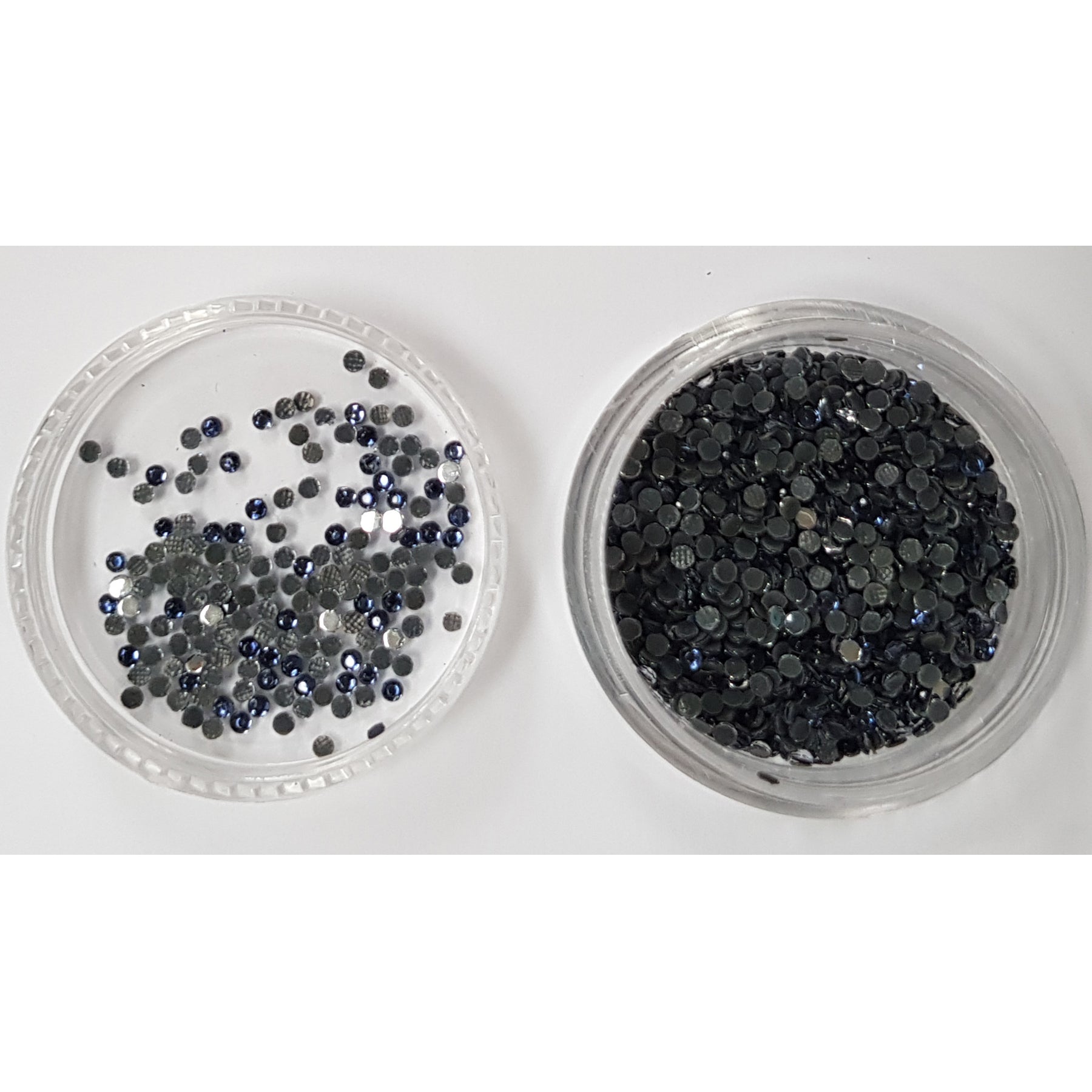 Crealive Strasssteine SS6 - 2000 Stück - Hellblau Spezifikationen: Hotfix Strasssteine Farbe: Hellblau Grösse: SS6 (1.6 - 2 mm) Hotfix Strasssteine sind hitzeaktiviert und somit nicht selbstklebend Inhalt: ca. 2000 Stück Mit den Hotfix Strasssteinen kannst Du Deine Shirts, Filz-Rohlinge, Taschen, etc. zum Glitzern bringen. Auch auf Papier oder Holz kannst Du mit den Strass Steinchen tolle Akzente setzen oder gar ganze Motive mit ihnen erstellen.