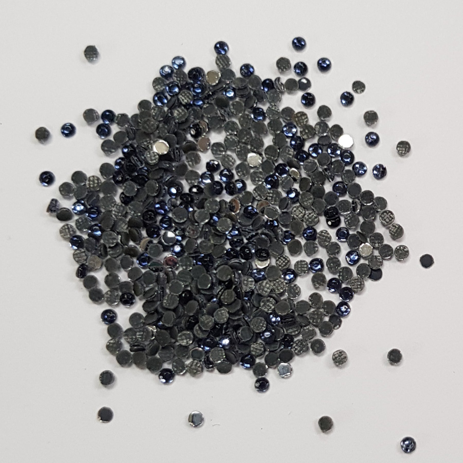Crealive Strasssteine SS6 - 2000 Stück - Hellblau Spezifikationen: Hotfix Strasssteine Farbe: Hellblau Grösse: SS6 (1.6 - 2 mm) Hotfix Strasssteine sind hitzeaktiviert und somit nicht selbstklebend Inhalt: ca. 2000 Stück Mit den Hotfix Strasssteinen kannst Du Deine Shirts, Filz-Rohlinge, Taschen, etc. zum Glitzern bringen. Auch auf Papier oder Holz kannst Du mit den Strass Steinchen tolle Akzente setzen oder gar ganze Motive mit ihnen erstellen.