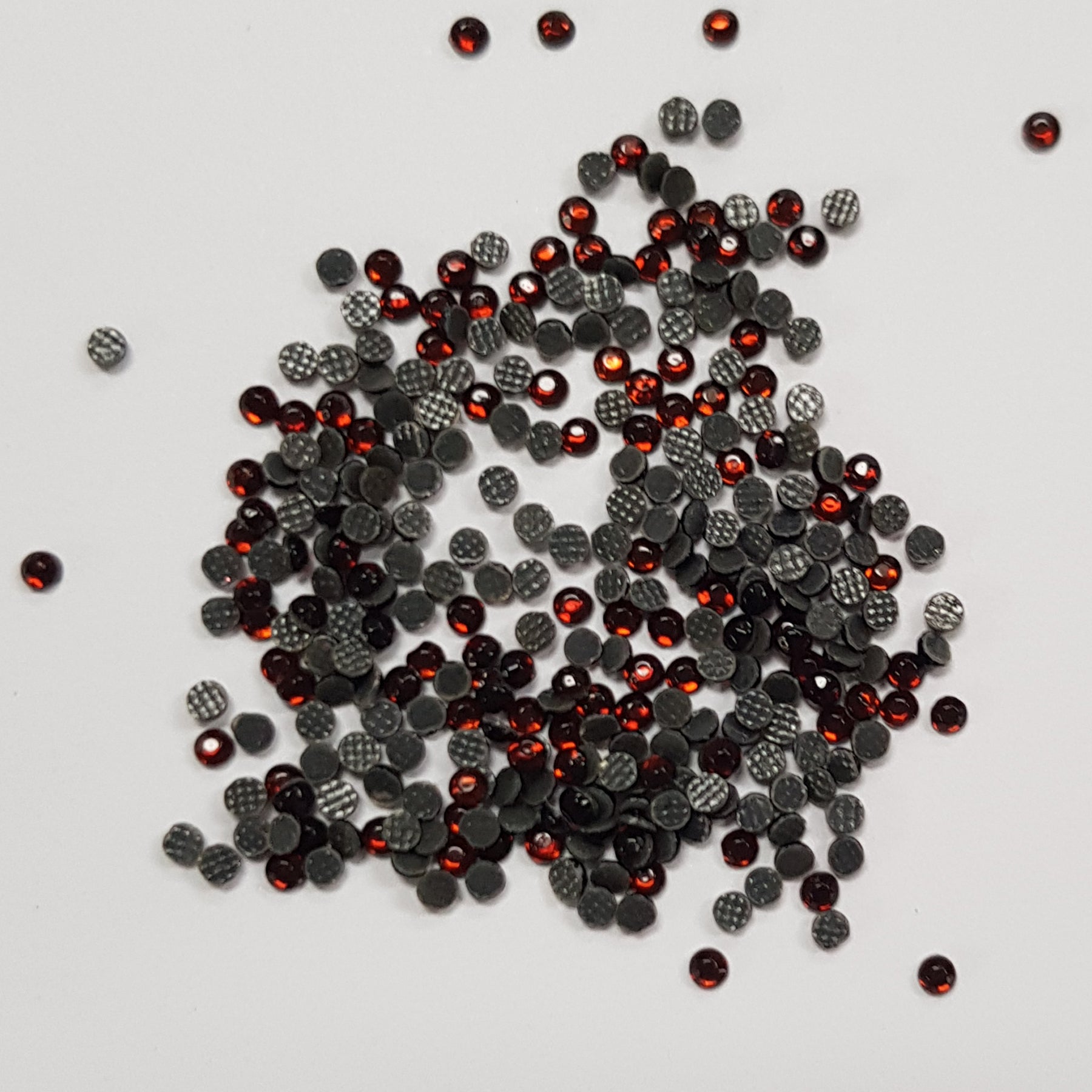 Crealive Strasssteine SS6 - 2000 Stück - Orange Spezifikationen: Hotfix Strasssteine Farbe: Orange Grösse: SS6 (1.6 - 2 mm) Hotfix Strasssteine sind hitzeaktiviert und somit nicht selbstklebend Inhalt: ca. 2000 Stück Mit den Hotfix Strasssteinen kannst Du Deine Shirts, Filz-Rohlinge, Taschen, etc. zum Glitzern bringen. Auch auf Papier oder Holz kannst Du mit den Strass Steinchen tolle Akzente setzen oder gar ganze Motive mit ihnen erstellen.