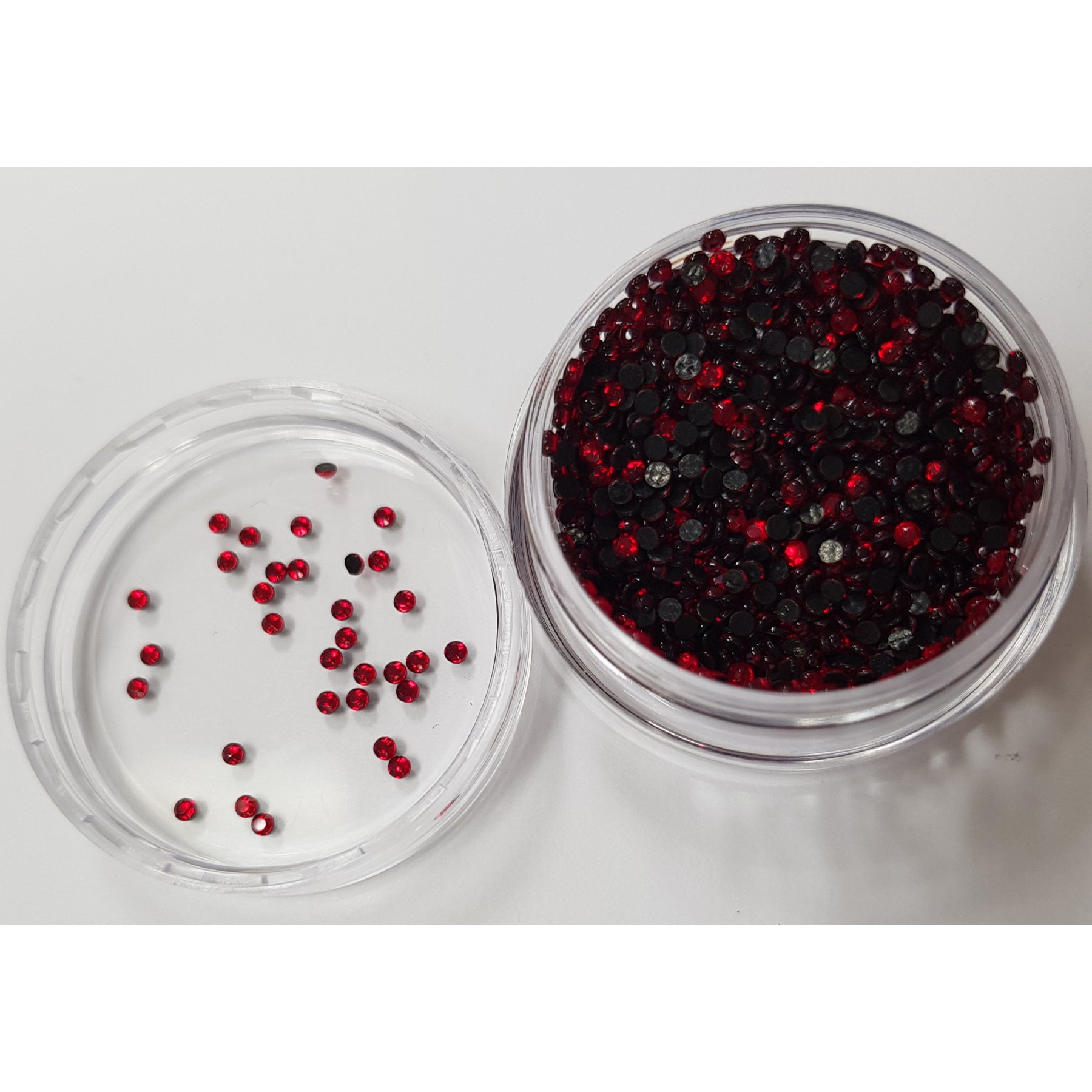 Crealive Crealive Strasssteine SS6 - 2000 Stück - Rot Spezifikationen: Hotfix Strasssteine Farbe: Rot Grösse: SS6 (1.6 - 2 mm) Hotfix Strasssteine sind hitzeaktiviert und somit nicht selbstklebend Inhalt: ca. 2000 Stück Mit den Hotfix Strasssteinen kannst Du Deine Shirts, Filz-Rohlinge, Taschen, etc. zum Glitzern bringen. Auch auf Papier oder Holz kannst Du mit den Strass Steinchen tolle Akzente setzen oder gar ganze Motive mit ihnen erstellen.