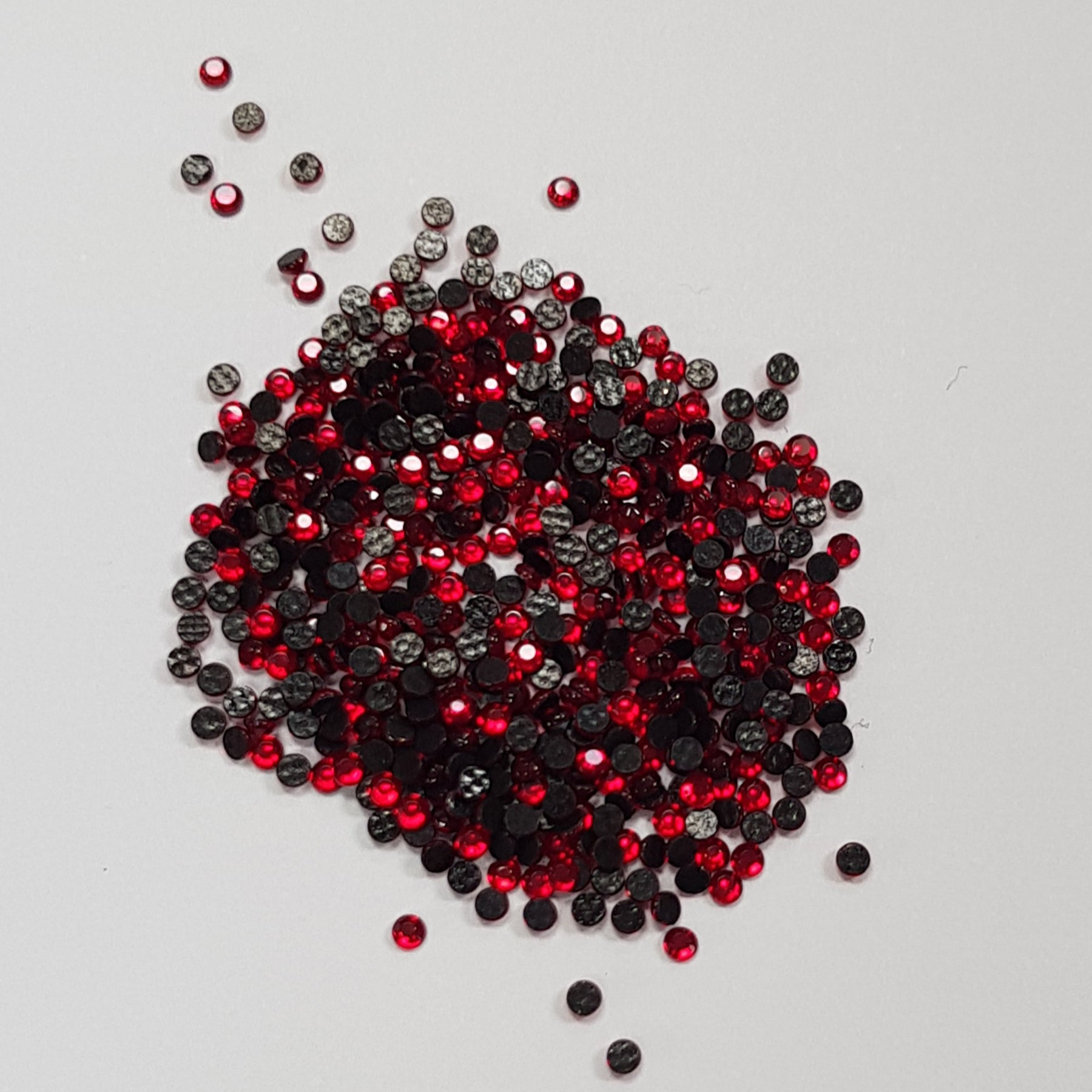 Crealive Strasssteine SS6 - 2000 Stück - Rot Spezifikationen: Hotfix Strasssteine Farbe: Rot Grösse: SS6 (1.6 - 2 mm) Hotfix Strasssteine sind hitzeaktiviert und somit nicht selbstklebend Inhalt: ca. 2000 Stück Mit den Hotfix Strasssteinen kannst Du Deine Shirts, Filz-Rohlinge, Taschen, etc. zum Glitzern bringen. Auch auf Papier oder Holz kannst Du mit den Strass Steinchen tolle Akzente setzen oder gar ganze Motive mit ihnen erstellen.