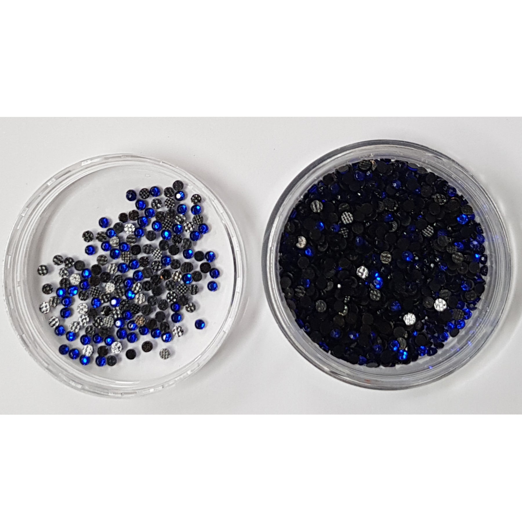 Crealive Strasssteine SS6 - 2000 Stück - Saphir Spezifikationen: Hotfix Strasssteine Farbe: Saphir Grösse: SS6 (1.6 - 2 mm) Hotfix Strasssteine sind hitzeaktiviert und somit nicht selbstklebend Inhalt: ca. 2000 Stück Mit den Hotfix Strasssteinen kannst Du Deine Shirts, Filz-Rohlinge, Taschen, etc. zum Glitzern bringen. Auch auf Papier oder Holz kannst Du mit den Strass Steinchen tolle Akzente setzen oder gar ganze Motive mit ihnen erstellen