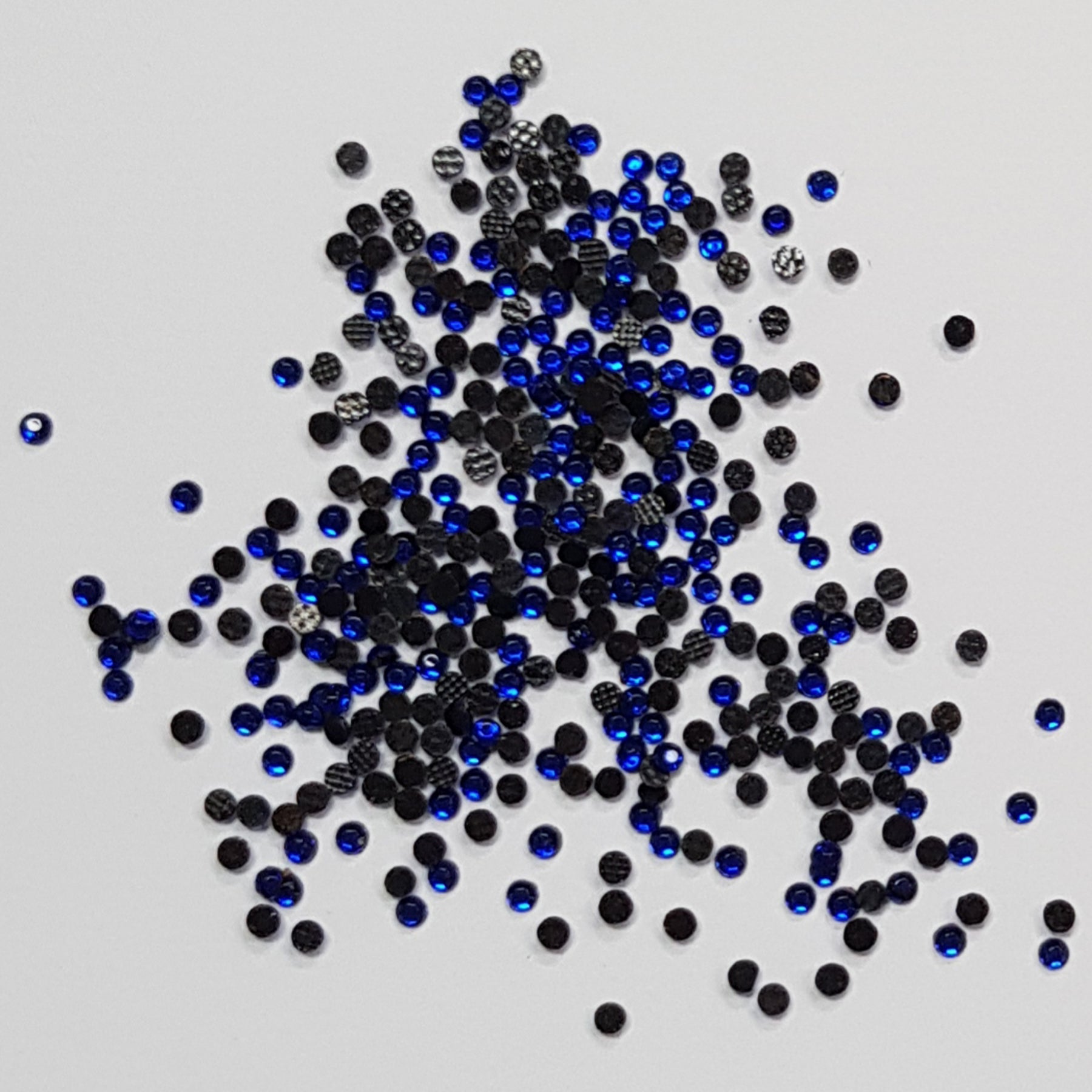 Crealive Strasssteine SS6 - 2000 Stück - Saphir Spezifikationen: Hotfix Strasssteine Farbe: Saphir Grösse: SS6 (1.6 - 2 mm) Hotfix Strasssteine sind hitzeaktiviert und somit nicht selbstklebend Inhalt: ca. 2000 Stück Mit den Hotfix Strasssteinen kannst Du Deine Shirts, Filz-Rohlinge, Taschen, etc. zum Glitzern bringen. Auch auf Papier oder Holz kannst Du mit den Strass Steinchen tolle Akzente setzen oder gar ganze Motive mit ihnen erstellen