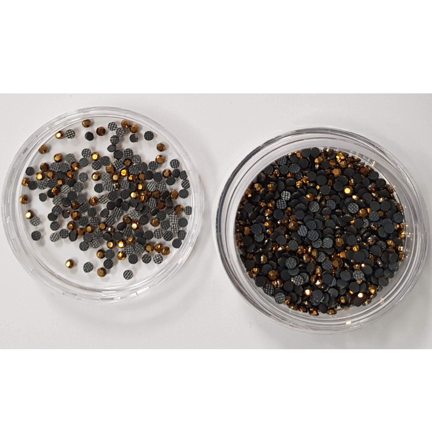 Crealive Strasssteine SS6 - 2000 Stück - Topas Braun Spezifikationen: Hotfix Strasssteine Farbe: Topas Braun Grösse: SS6 (1.6 - 2 mm) Hotfix Strasssteine sind hitzeaktiviert und somit nicht selbstklebend Inhalt: ca. 2000 Stück Mit den Hotfix Strasssteinen kannst Du Deine Shirts, Filz-Rohlinge, Taschen, etc. zum Glitzern bringen. Auch auf Papier oder Holz kannst Du mit den Strass Steinchen tolle Akzente setzen oder gar ganze Motive mit ihnen erstellen.