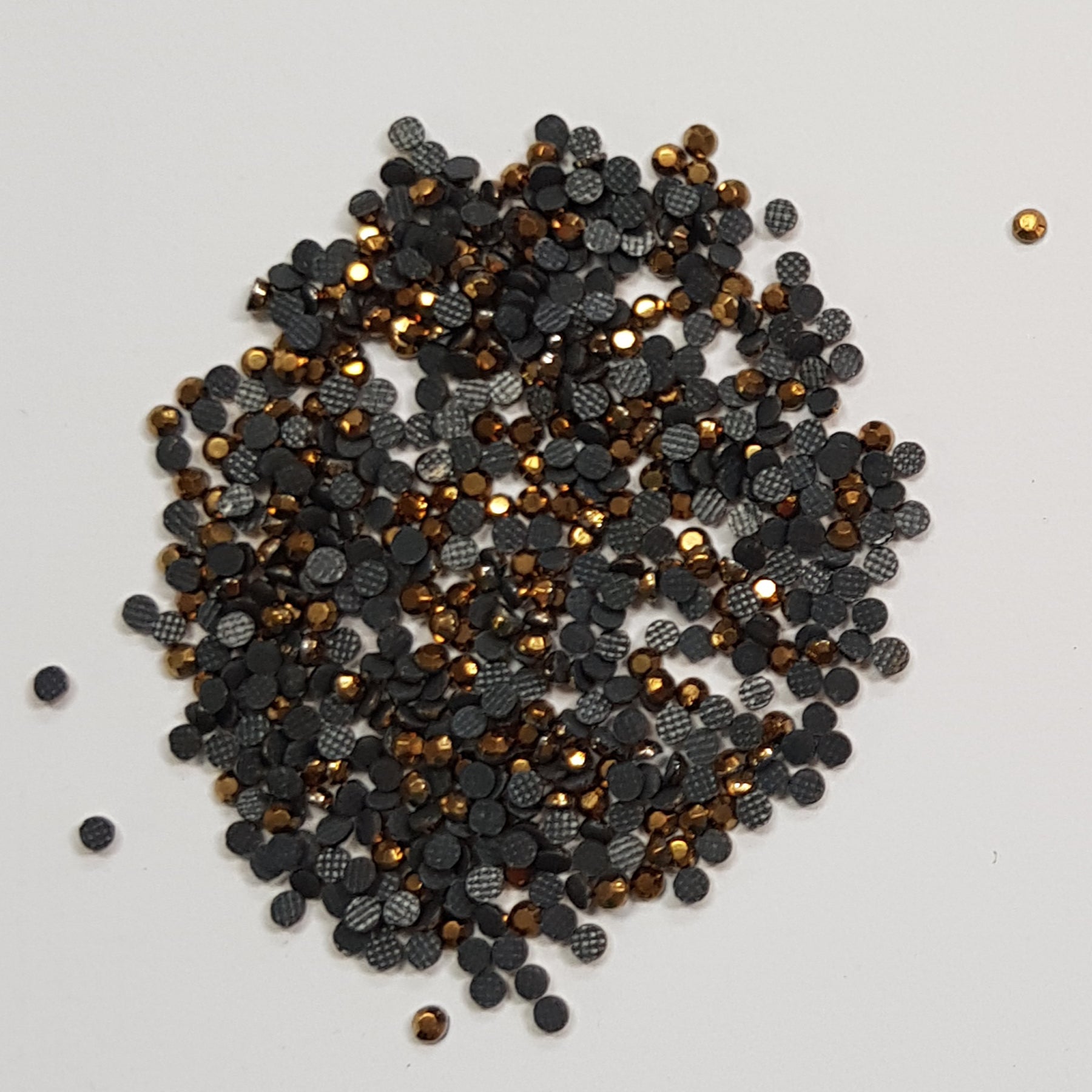 Crealive Strasssteine SS6 - 2000 Stück - Topas Braun Spezifikationen: Hotfix Strasssteine Farbe: Topas Braun Grösse: SS6 (1.6 - 2 mm) Hotfix Strasssteine sind hitzeaktiviert und somit nicht selbstklebend Inhalt: ca. 2000 Stück Mit den Hotfix Strasssteinen kannst Du Deine Shirts, Filz-Rohlinge, Taschen, etc. zum Glitzern bringen. Auch auf Papier oder Holz kannst Du mit den Strass Steinchen tolle Akzente setzen oder gar ganze Motive mit ihnen erstellen.