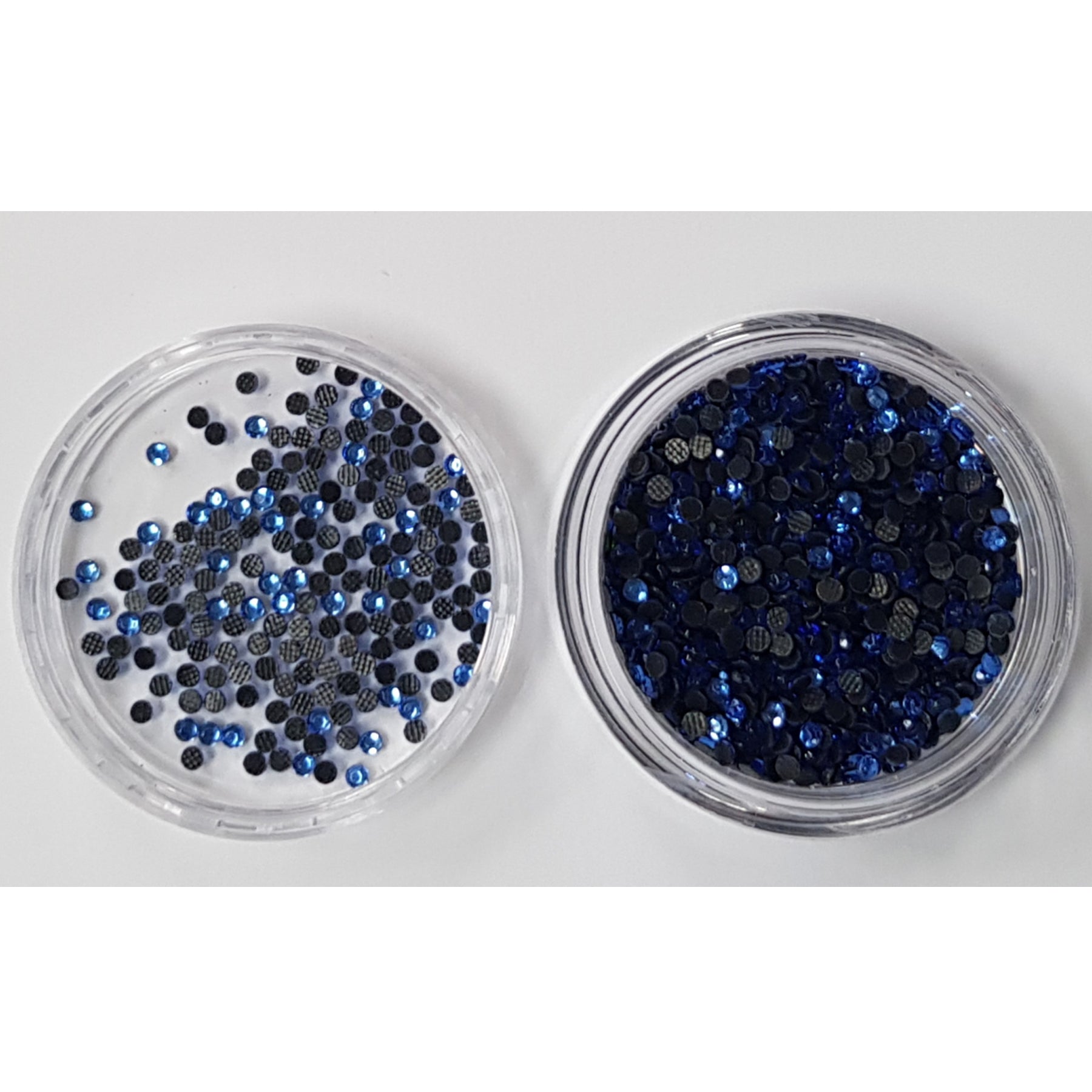 Crealive Strasssteine SS6 - 2000 Stück - Zirkonia Blau Spezifikationen: Hotfix Strasssteine Farbe: Zirkonia Blau Grösse: SS6 (1.6 - 2 mm) Hotfix Strasssteine sind hitzeaktiviert und somit nicht selbstklebend Inhalt: ca. 2000 Stück Mit den Hotfix Strasssteinen kannst Du Deine Shirts, Filz-Rohlinge, Taschen, etc. zum Glitzern bringen. Auch auf Papier oder Holz kannst Du mit den Strass Steinchen tolle Akzente setzen oder gar ganze Motive mit ihnen erstellen.