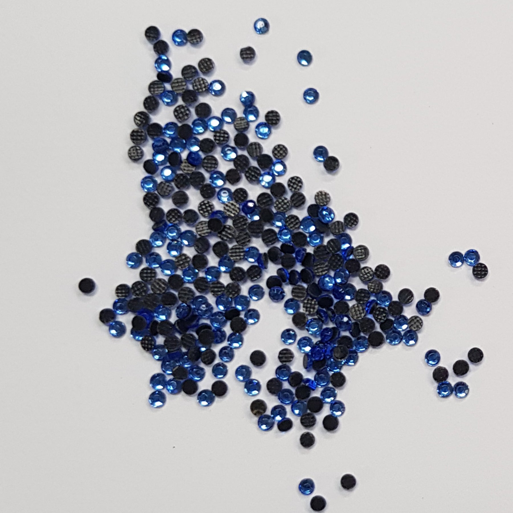 Crealive Strasssteine SS6 - 2000 Stück - Zirkonia Blau Spezifikationen: Hotfix Strasssteine Farbe: Zirkonia Blau Grösse: SS6 (1.6 - 2 mm) Hotfix Strasssteine sind hitzeaktiviert und somit nicht selbstklebend Inhalt: ca. 2000 Stück Mit den Hotfix Strasssteinen kannst Du Deine Shirts, Filz-Rohlinge, Taschen, etc. zum Glitzern bringen. Auch auf Papier oder Holz kannst Du mit den Strass Steinchen tolle Akzente setzen oder gar ganze Motive mit ihnen erstellen.