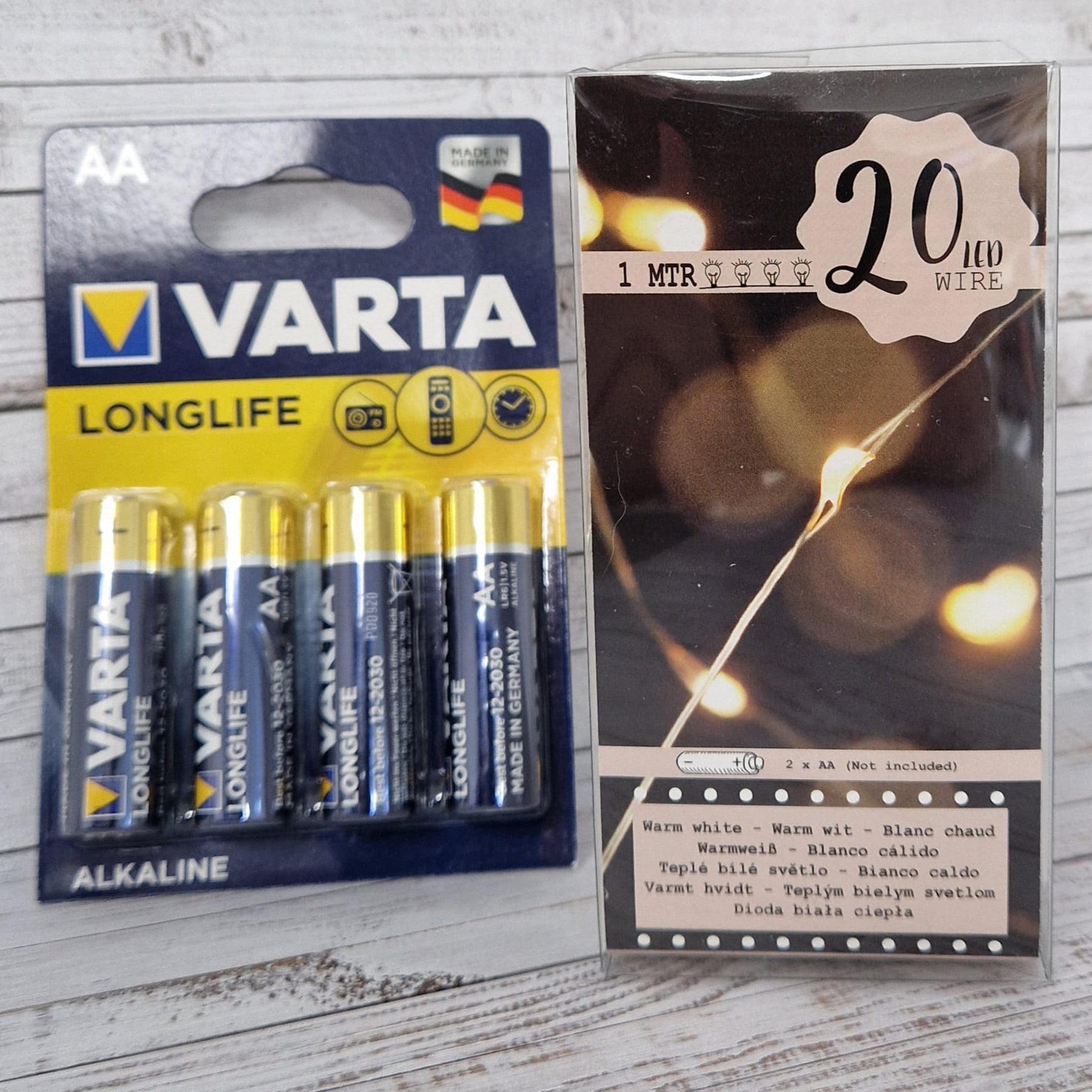 Crealive LED-Lichterkette inkl. 4 Batterien
Diese LED-Lichterkette lässt die Wohnung in warm-weissem Licht erstrahlen. Mit einer Länge von 100 cm und 20 kleinen Lämpchen kann sie vor allem für kleine Dekorationen bestens eingesetzt werden. Dank des integrierten Drahts ist das Kabel extrem biegsam und flexibel und kann so hingeboten werden, wie es gefällt. Dieses ist bereits spiralförmig gedreht, kann aber weiterhin nach Lust und Laune bearbeitet werden.
Aufgrund des Batteriebetriebs braucht man zusätzlich n