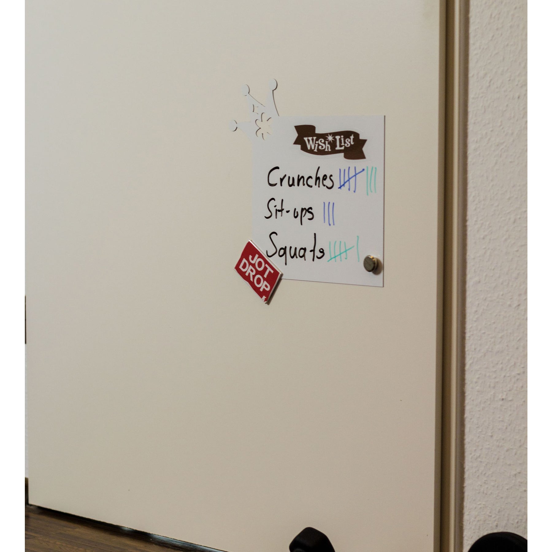Crealive ASLAN 690 FERRO WHITEBOARD Folie Matt Bei den Produkten der ASLAN ReApply-Serie handelt es sich um ASLAN Funktionsfolien, die mit einem revolutionären Haftsystem ausgestattet sind und auf glatten Oberflächen kinderleicht angebracht werden können. Die Oberseite der ReApply ist mit verschiedenen Varianten der bekannten ASLAN Memoboardfolien kombiniert. Nach der Verwendung können die ASLAN ReApply Lösungen aufgerollt werden, um für die nächste Gelegenheit wieder zum Einsatz zu kommen.