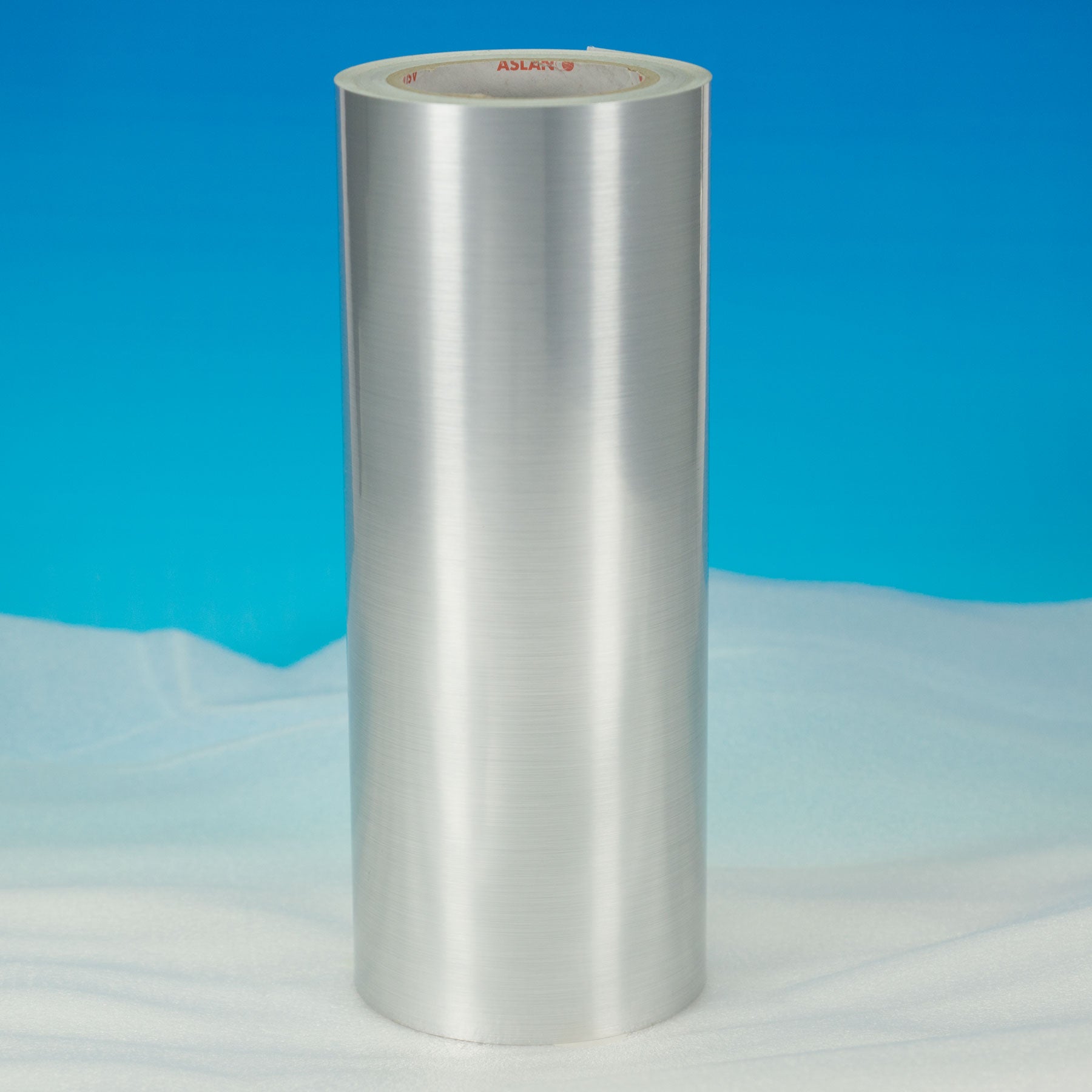 Crealive ASLAN MetalEffect CA 23 - glänzend oder gebürstet (Rollenware) Mit ihren 8 hochwertigen Metalleffekten, davon 4 mit gebürsteter Optik, bringt die ASLAN MetalEffect CA 23 Serie alles mit um dein nächstes Projekt in ein exklusives Unikat zu verwandeln. Die MetalEffect Plotterfolie eignet sich für jeden marktüblichen Schneideplotter. Erstelle exklusive Schriftzüge, Logos und grosse Motive