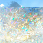 Crealive Adhäsionsfolie Regenbogen  Inhalt:  1 Rolle Grösse: 30 x 100 mm Farbe: Regenbogen    Die Adhäsionsfolie ist geeignet für:  Fenster Verzierung
