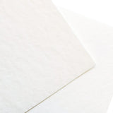 Aquarellpapier rau 300 g/m²  - 12’’ x 12'’ - Weiss  Spezifikationen:  12’’ x 12’’ (30.5 cm x 30.5 cm) 300 g/m²  Struktur: rau mit viel Textur 100% Zellulose säure- und ligninfrei Farbe: Weiss     Dieses hochwertige Aquarellpapier ist geeignet für:  Zeichnen Skizzieren Handlettering Stempeln Karten Plotten Scrapbooking Aquarellieren mit Farbe und mit Stiften