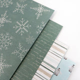Premium Paper Pad 200 g/m2 - 12’’ x 12’’ - Arktisches Wunder  Inhalt:  48 Bogen 16 Designs    Spezifikationen:  12’’ x 12’’ (30.5 cm x 30.5 cm) 200 g/m2 ein- & beidseitig bedruckte Blätter vereinzelt mit Glitzer & Folien gedruckt mit Sojatinte säure- und ligninfrei   Dieses Designpapier / Motivpapier ist geeignet für:  Karten Karten-Verzierungen Plotten Stanzen Prägen Scrapbooking