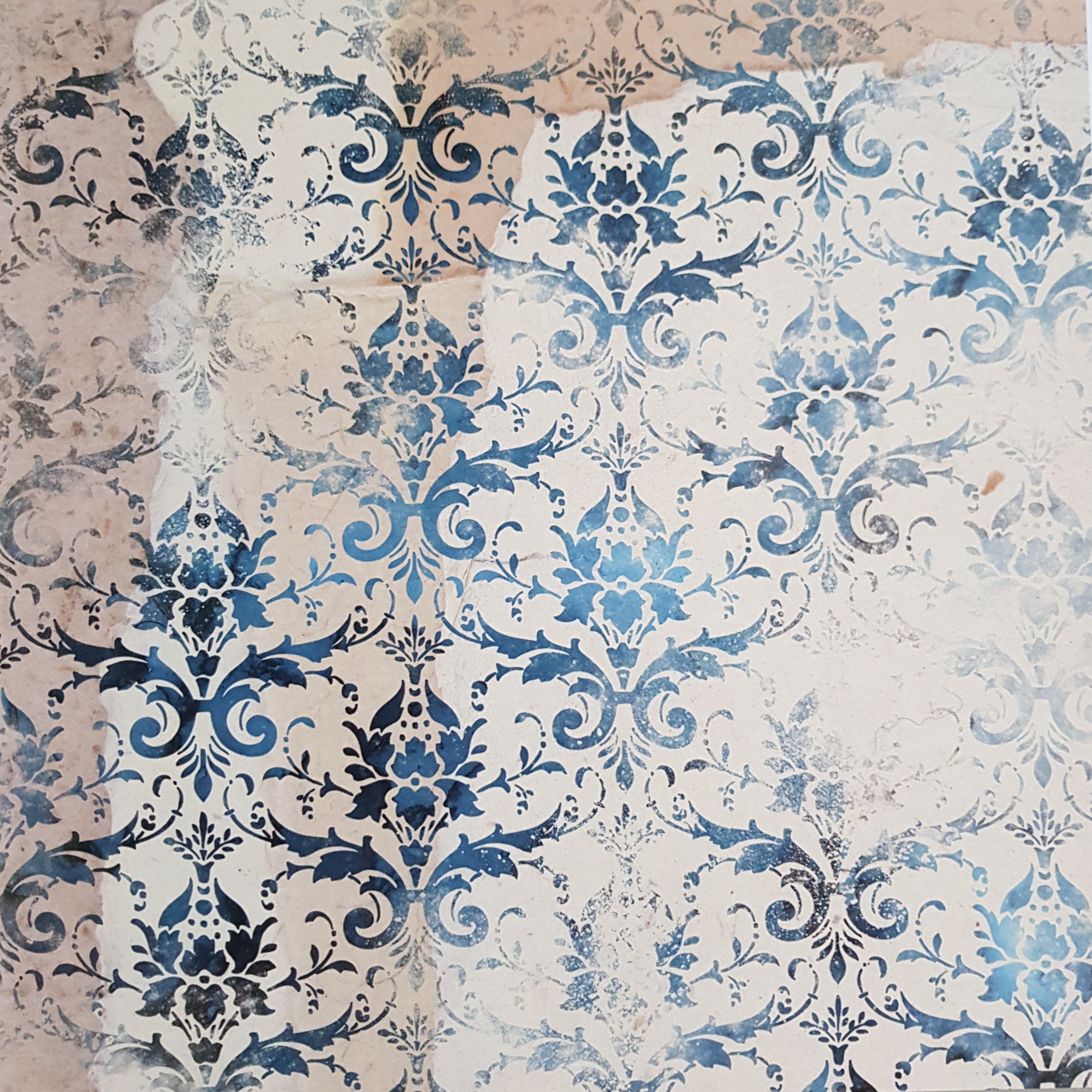 Crealive Paper Pad 200 g/m2 - 12’’ x 12’’ - Blue Ephemera Inhalt: 8 Blatt 8 Designs Spezifikationen: 12’’ x 12’’ (30.5 cm x 30.5 cm) 200 g/m2 einseitig bedruckt säure- und ligninfrei Dieses Paper Pad ist geeignet für: Karten Boxen 3D-Projekte Geschenkboxen & Verpackungen Plotten Scrapbooking