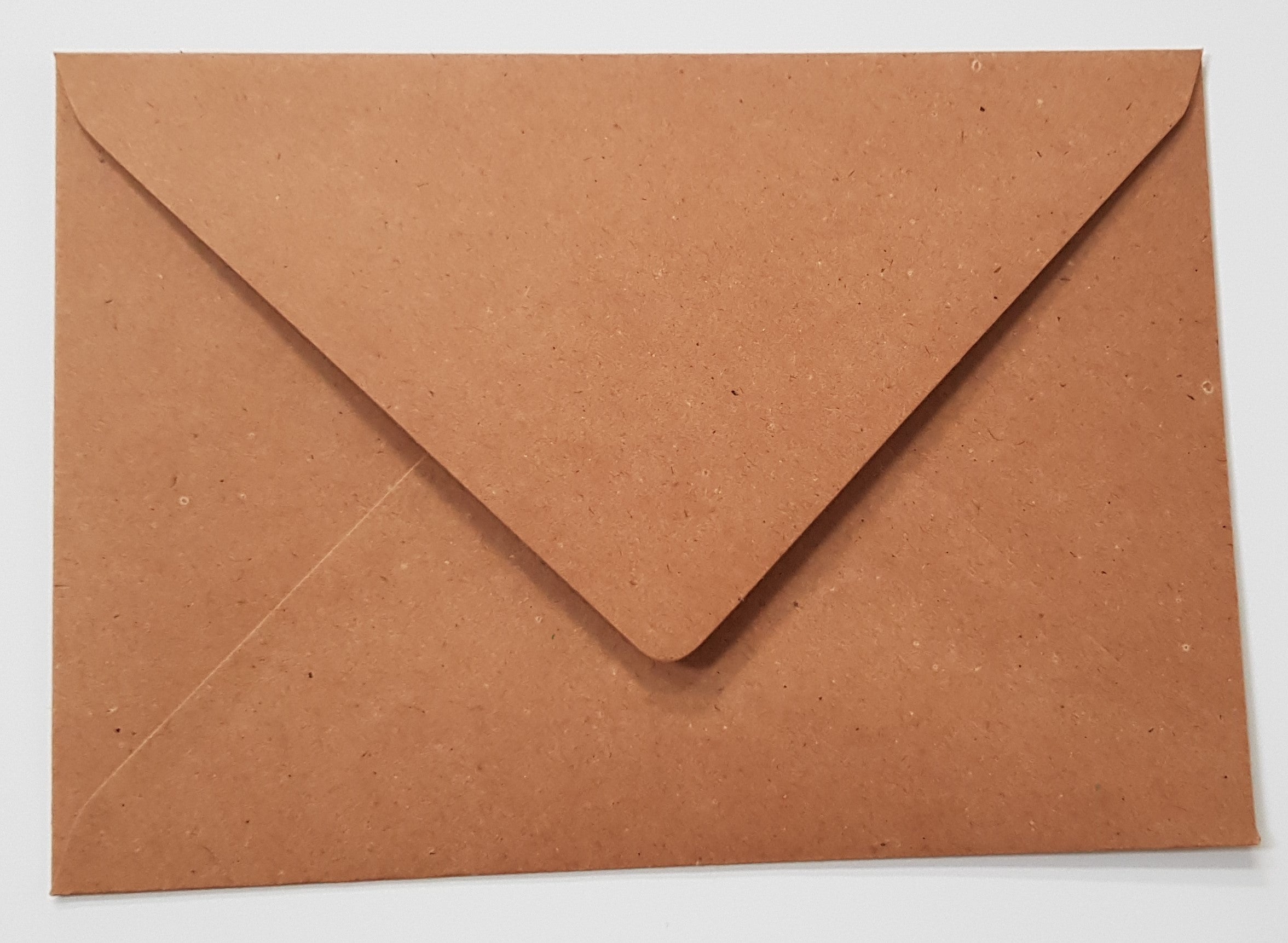 Kuvert / Briefumschlag 100 g/m2 - DIN B6 - kraft braun Spezifikationen: Format: DIN B6 Grösse: 125 x 176 mm 100 g/m2 ohne Fenster Nassklebung oder Lasche zum Einstecken beidseitig farbig (voll durchgefärbt) bedruckbar mit Ink- und Laserdrucker beschreibbar raue Oberfläche (kraft)