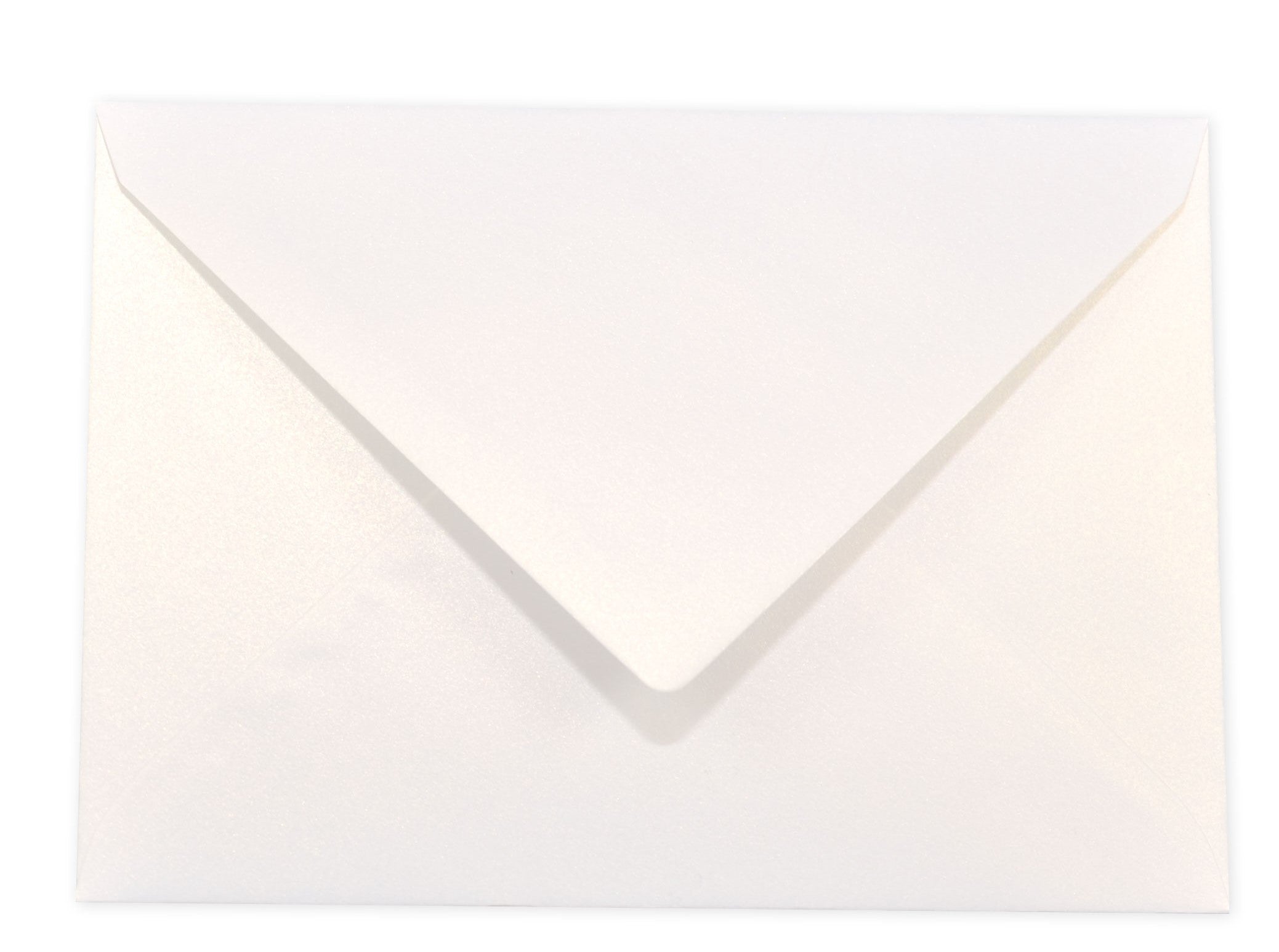 Kuvert / Briefumschlag 120 g/m2 - DIN A5 - Metallic perlweiss Spezifikationen: Format: DIN A5 Grösse: 156 x 220 mm 120 g/m2 ohne Fenster Nassklebung oder Lasche zum Einstecken beidseitig farbig (voll durchgefärbt) bedruckbar mit Ink- und Laserdrucker beschreibbar glatte, in Metallic schimmernde Oberfläche