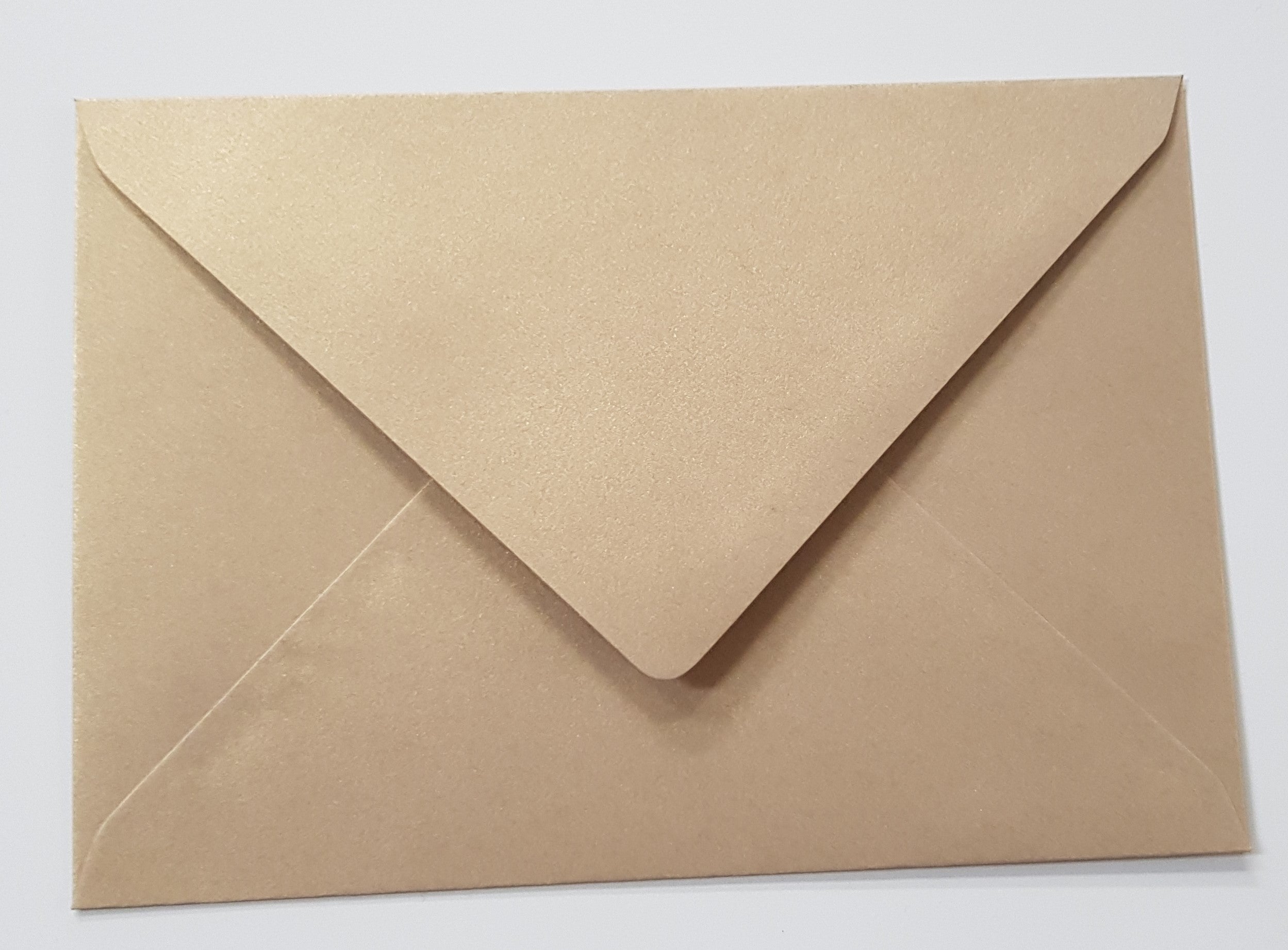 Kuvert / Briefumschlag 120 g/m2 - DIN B6 - Metallic antik gold Spezifikationen: Format: DIN B6 Grösse: 125 x 176 mm 120 g/m2 ohne Fenster Nassklebung oder Lasche zum Einstecken beidseitig farbig (voll durchgefärbt) bedruckbar mit Ink- und Laserdrucker beschreibbar glatte, in Metallic schimmernde Oberfläche
