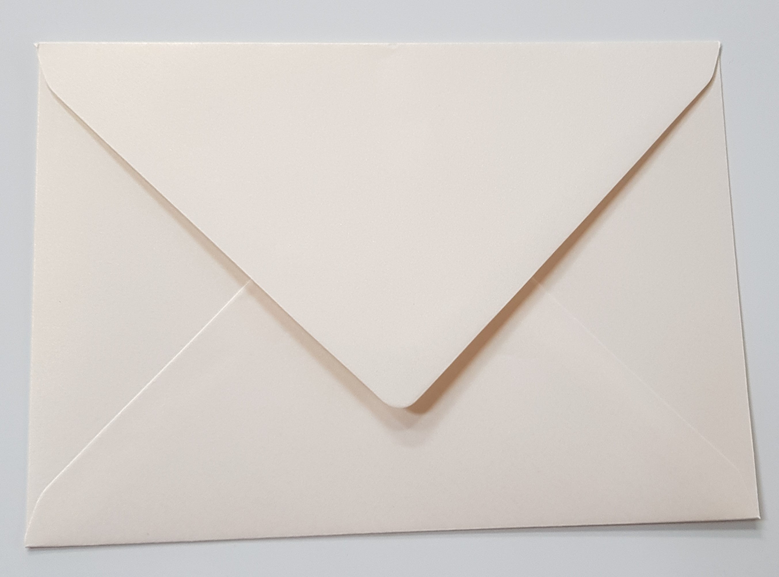 Kuvert / Briefumschlag 120 g/m2 - DIN B6 - Metallic ivory Spezifikationen: Format: DIN B6 Grösse: 125 x 176 mm 120 g/m2 ohne Fenster Nassklebung oder Lasche zum Einstecken beidseitig farbig (voll durchgefärbt) bedruckbar mit Ink- und Laserdrucker beschreibbar glatte, in Metallic schimmernde Oberfläche