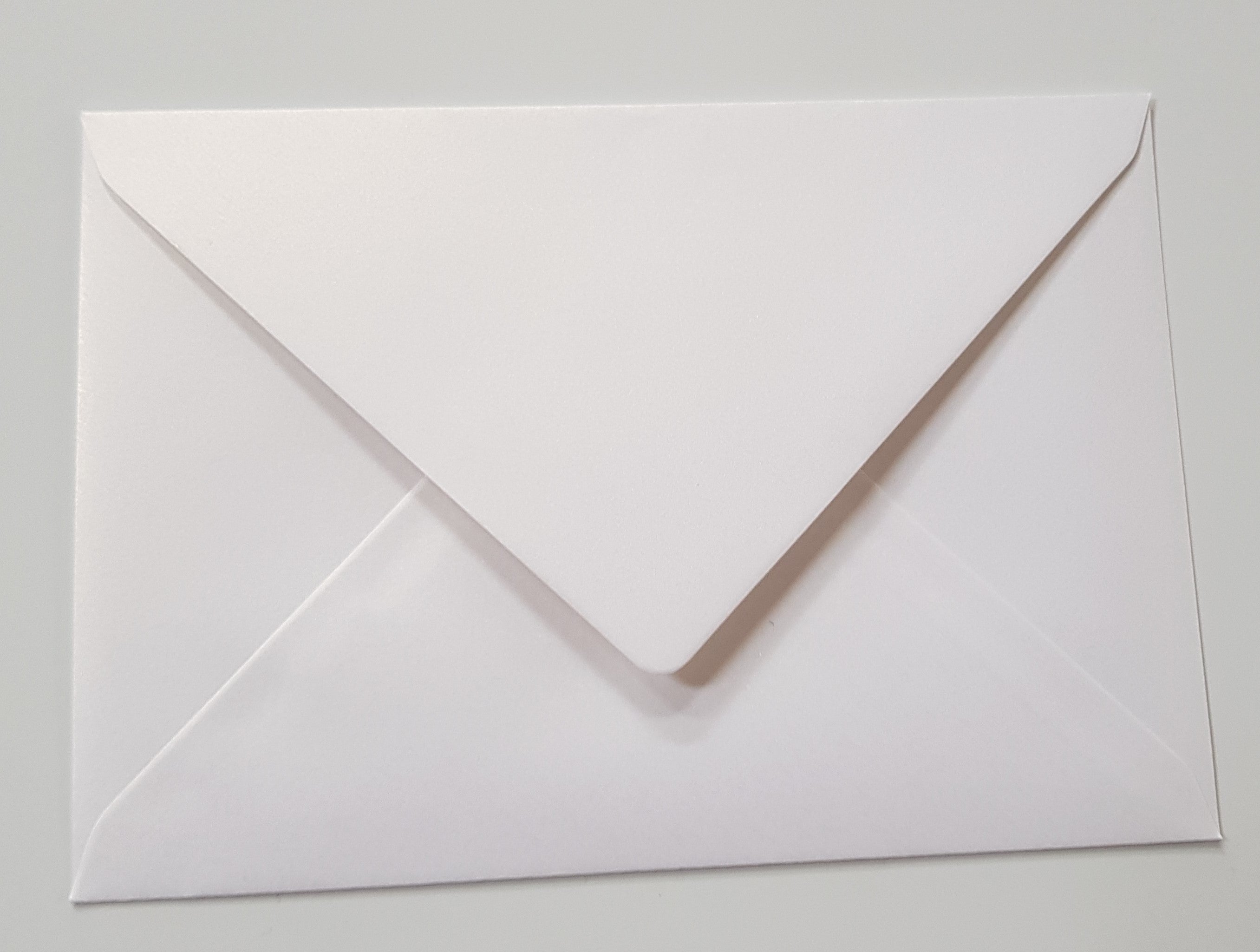 Kuvert / Briefumschlag 120 g/m2 - DIN B6 - metallic perlweiss Spezifikationen: Format: DIN B6 Grösse: 125 x 176 mm 120 g/m2 ohne Fenster Nassklebung oder Lasche zum Einstecken beidseitig farbig (voll durchgefärbt) bedruckbar mit Ink- und Laserdrucker beschreibbar glatte, in metallic schimmernde Oberfläche