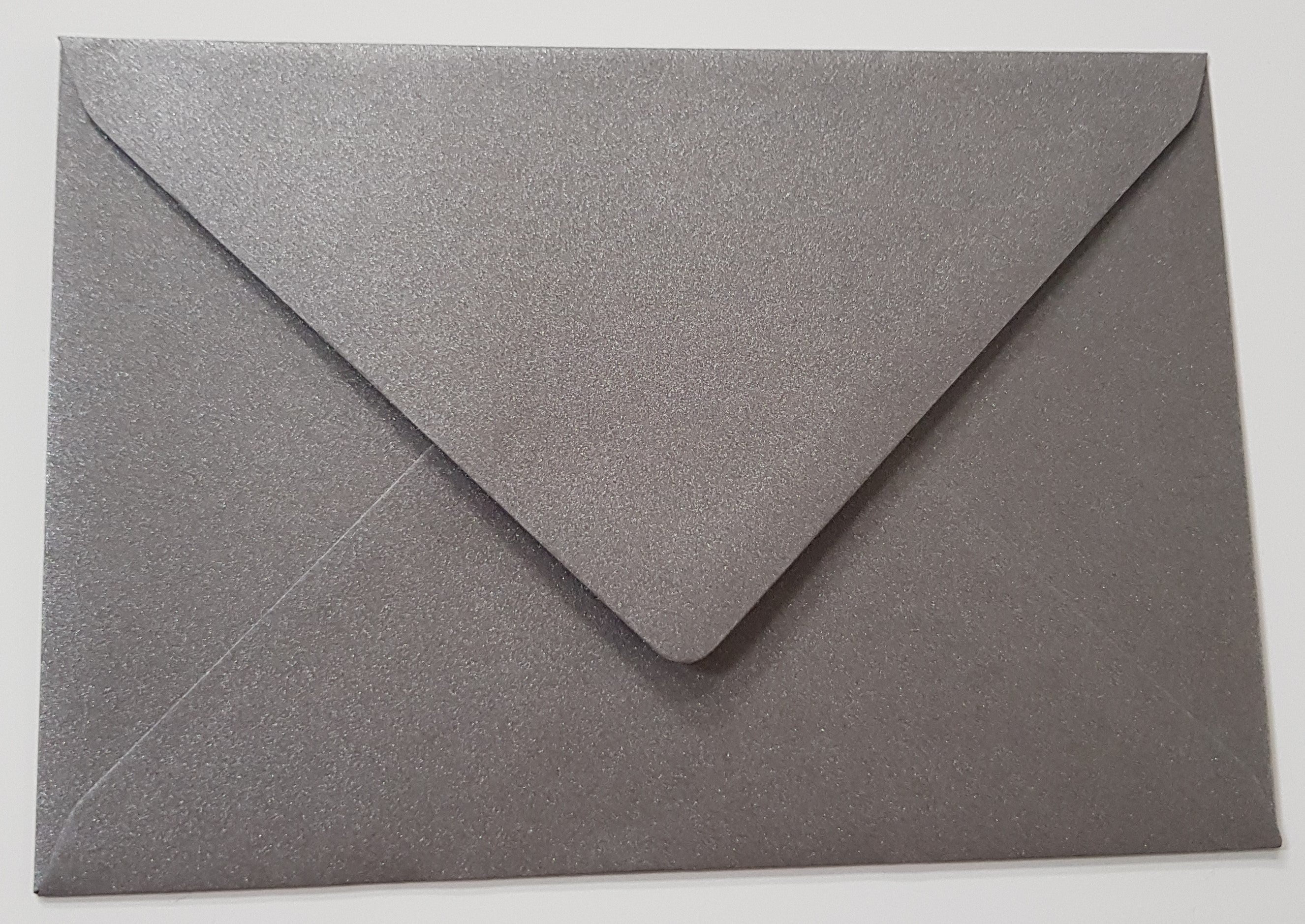 Kuvert / Briefumschlag 120 g/m2 - DIN B6 - Metallic steel Spezifikationen: Format: DIN B6 Grösse: 125 x 176 mm 120 g/m2 ohne Fenster Nassklebung oder Lasche zum Einstecken beidseitig farbig (voll durchgefärbt) bedruckbar mit Ink- und Laserdrucker beschreibbar glatte, in Metallic schimmernde Oberfläche