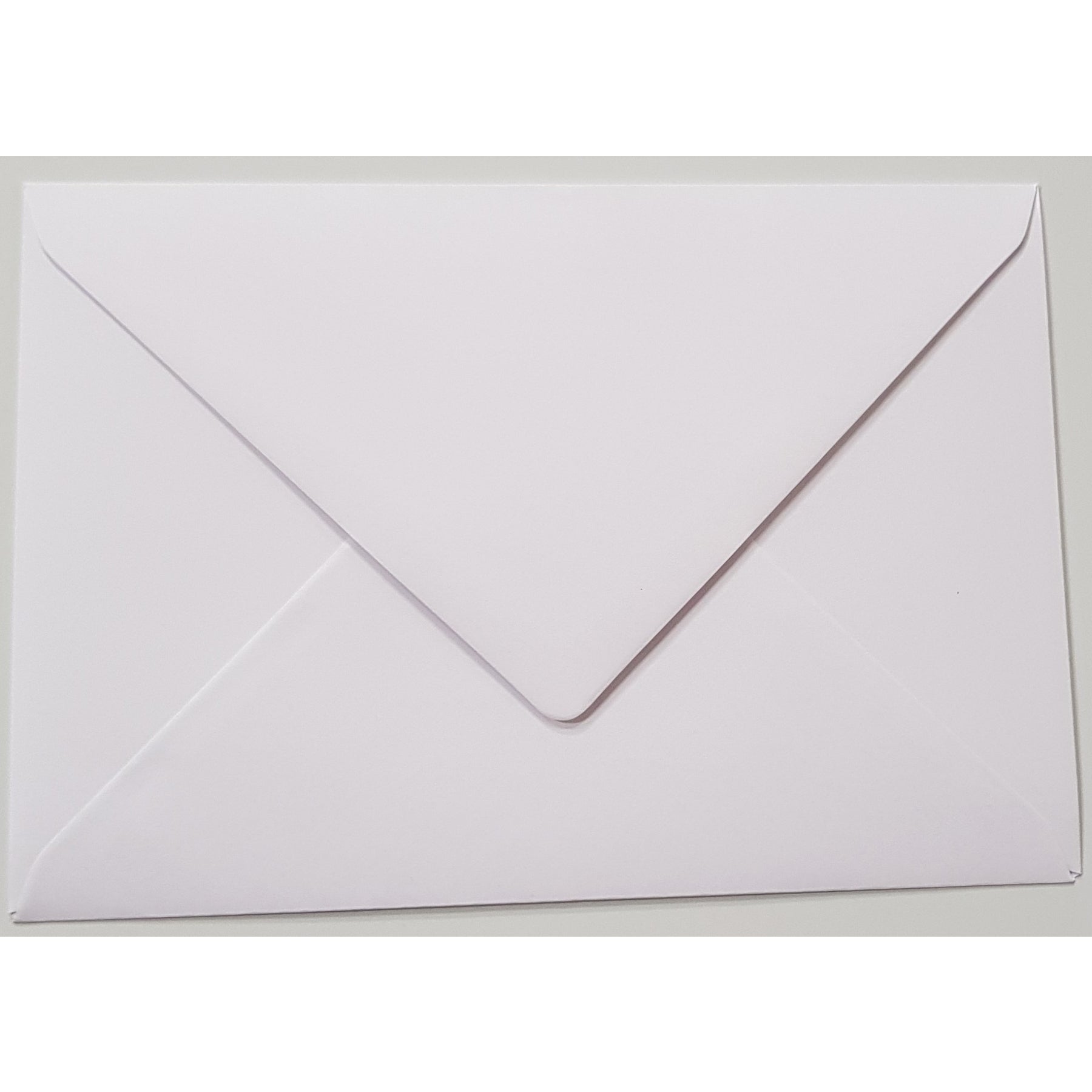 Crealive Kuvert / Briefumschlag 120 g/m2 - DIN B6 - weiss Spezifikationen: Format: DIN B6 Grösse: 125 x 176 mm 120 g/m2 ohne Fenster Nassklebung oder Lasche zum Einstecken beidseitig farbig (voll durchgefärbt) bedruckbar mit Ink- und Laserdrucker beschreibbar glatte Oberfläche starke Farbgebung FSC Mix Credit zertifiziertes Papier säure- und ligninfrei