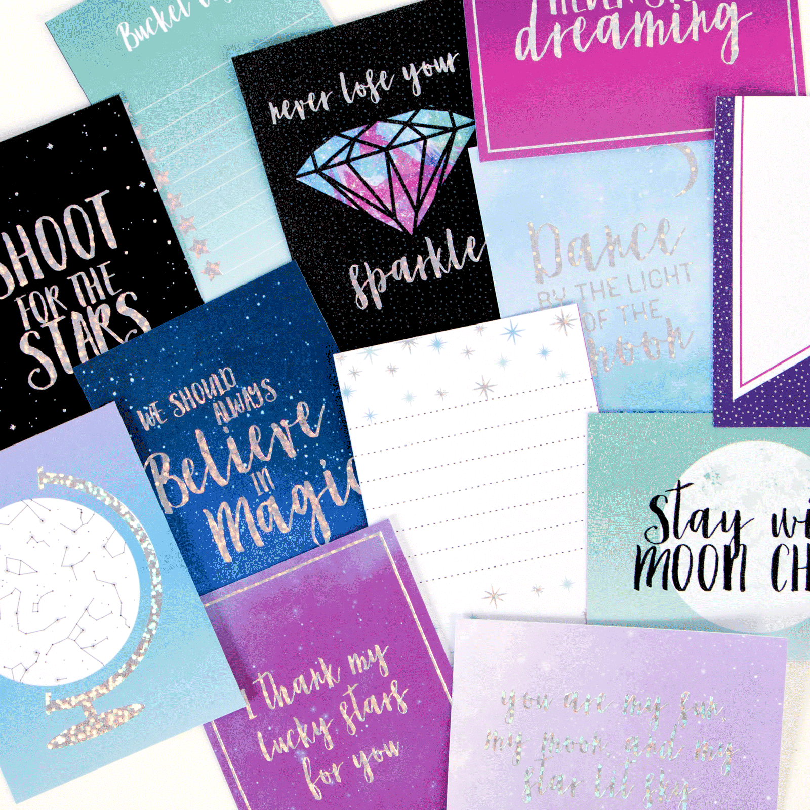 Designpapier 170 g/m2 - 12’’ x 12’’ - Constellation Inhalt: 48 Bogen 12 Bogen mit holographischer Folie einseitig bedruckt Spezifikationen: 12’’ x 12’’ (30.5 cm x 30.5 cm) 170 g/m2 einseitig bedruckt lässt sich gut schneiden Dieses Designpapier / Motivpapier ist geeignet für: Karten Karten-Verzierungen Plotten Stanzen Prägen Scrapbooking