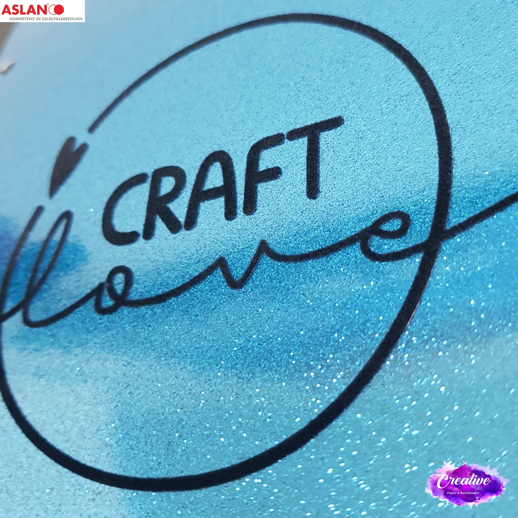 Crealive ASLAN CaressColour CC 124 - selbstklebende Flockfolie Eine 50 µm starke PET-Folie mit Flockoberfläche (ca. 400-450 µm) in einer grossen Farbauswahl. Die hochwertigen Flockfasern sind sehr dicht aufgetragen und überzeugen durch ihre samtig weiche Haptik. Damit setzt die Dekorfolie atmosphärische Highlights auf allen glatten Flächen im Bereich Dekoration, Verzierungen, Ladenbau, Architektur und Messebau.
