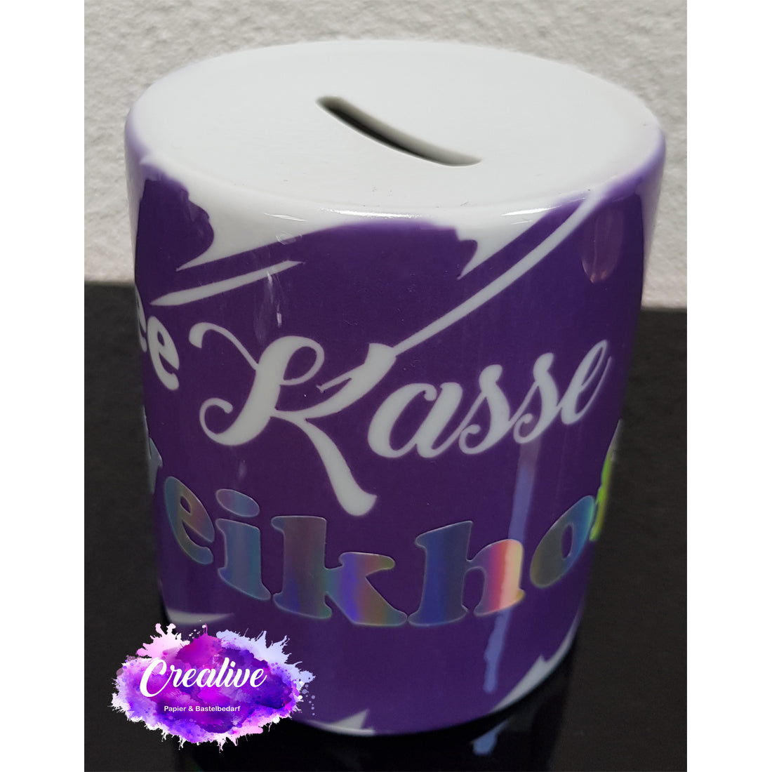 Spardose mit Einwurfschlitz zum Sublimieren Ob als Kaffeekasse im Büro, eine persönliche Spardose, Deine Reisekasse oder als Geschenk für Deine Familie & Freunde; mit diesem 'Kässeli' macht sparen einfach Spass und ausserdem ist es eine kreative Idee für Geldgeschenke.