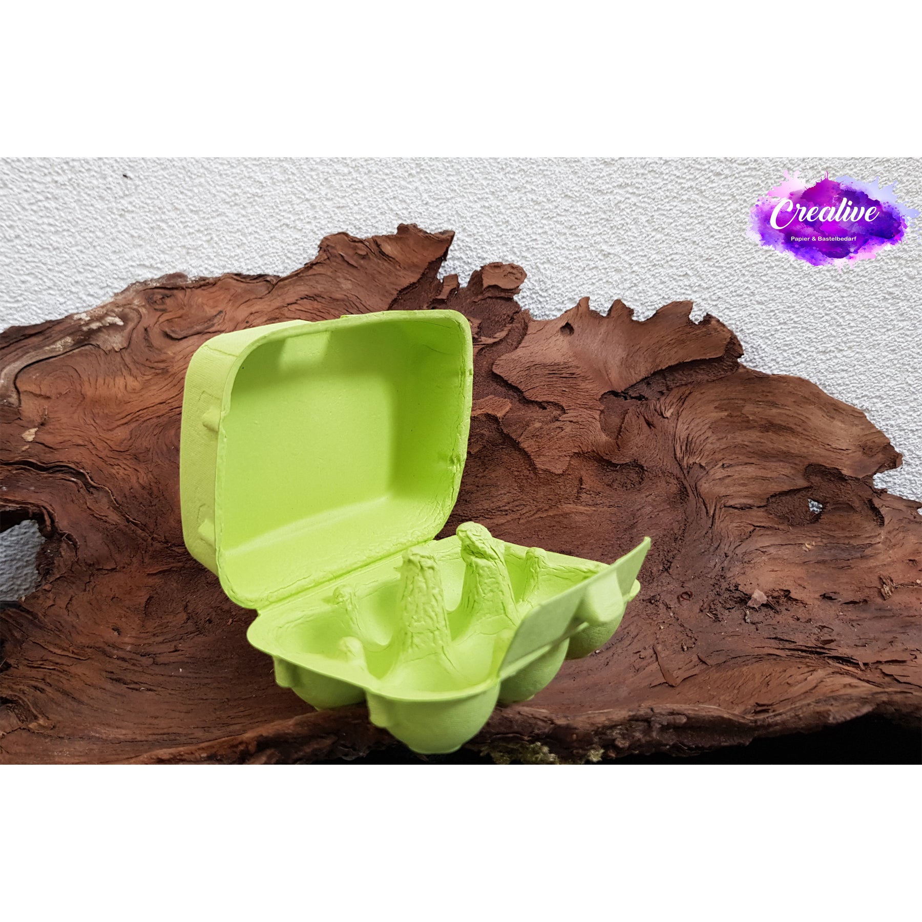 Crealive 6er Mini Eierschachtel
Mit dieser 6er Mini Eierschachtel hast du eine besonders süsse Alternative, um 6 Schoggi-Eier darin zu verschenken & deine Liebsten zu überraschen an Ostern! Du kannst sie hübsch verpacken mit einer schönen Banderole oder du erstellst eine Etikette für den flachen Deckel. Mit diesem Mini Eierkarton verschenkst du Freude und überraschst deine Lieben mit dem Inhalt. Natürlich kannst du auch andere Sachen darin verschenken; so oder so wird die Freude riesig sein.