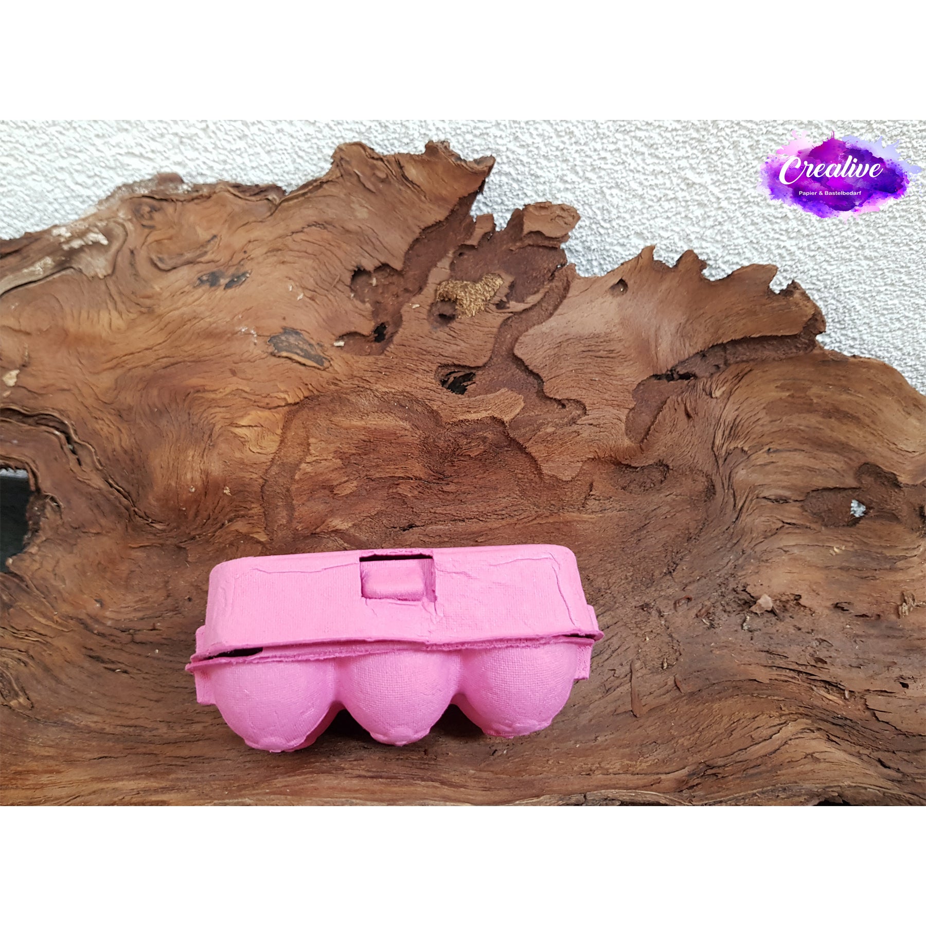 Crealive 6er Mini Eierschachtel
Mit dieser 6er Mini Eierschachtel hast du eine besonders süsse Alternative, um 6 Schoggi-Eier darin zu verschenken & deine Liebsten zu überraschen an Ostern! Du kannst sie hübsch verpacken mit einer schönen Banderole oder du erstellst eine Etikette für den flachen Deckel. Mit diesem Mini Eierkarton verschenkst du Freude und überraschst deine Lieben mit dem Inhalt. Natürlich kannst du auch andere Sachen darin verschenken; so oder so wird die Freude riesig sein.