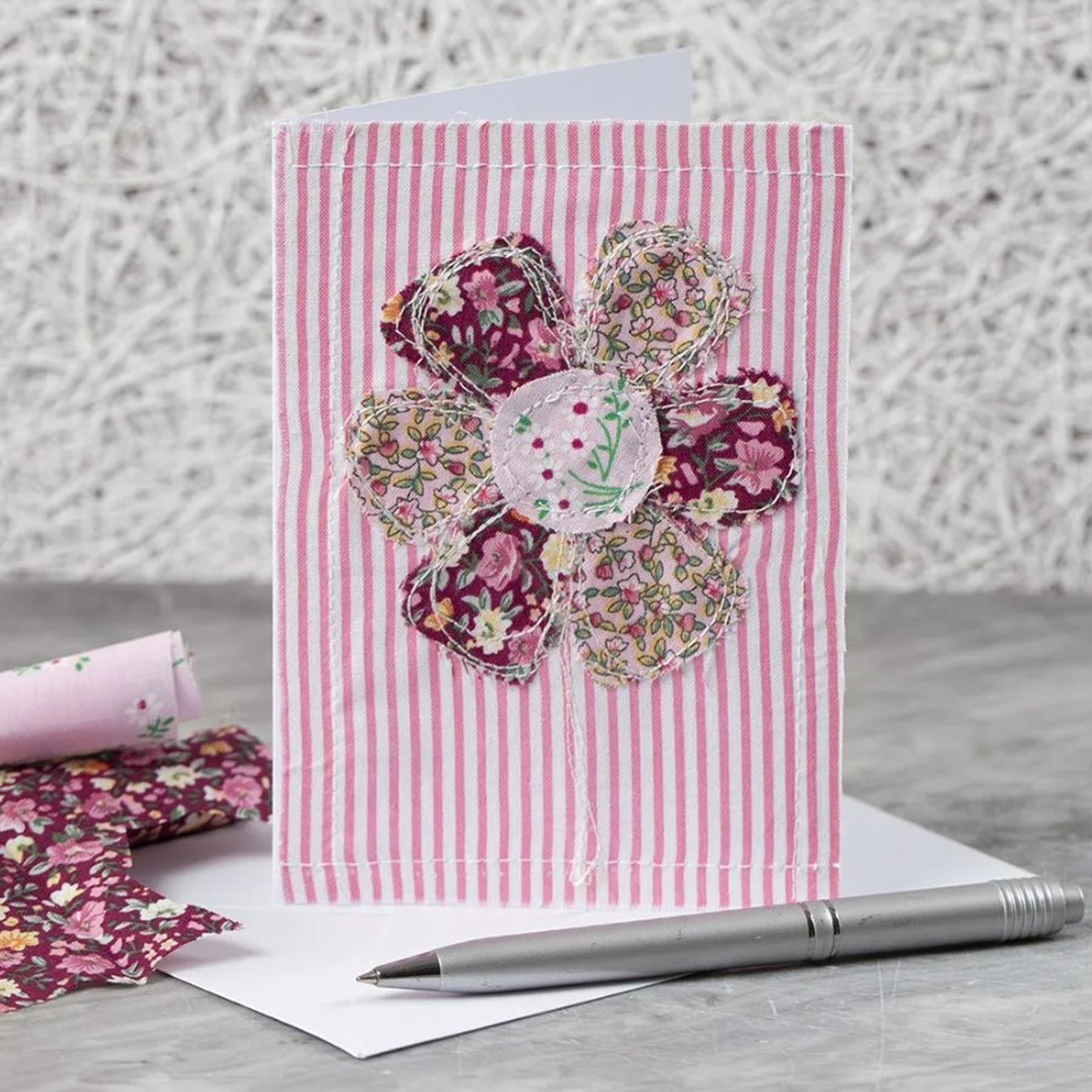 Crealive 50 Blanko Karten & Couverts - Pastell Inhalt: 50 Doppel Karten 50 Couverts Spezifikationen: Doppel-Karten Format: 15 x 15 cm (zusammengeklappt) Couvert Format: 16 x 16 mm Doppelkarten: 210 g/m2 Couvert: 130 g/m2 ohne Fenster Farben: 10 x Blau, 10 x Gelb, 10 x Rosa, 10 x Violett & 10 x Grün Nassklebung oder Lasche zum Einstecken beidseitig farbig (voll durchgefärbt)