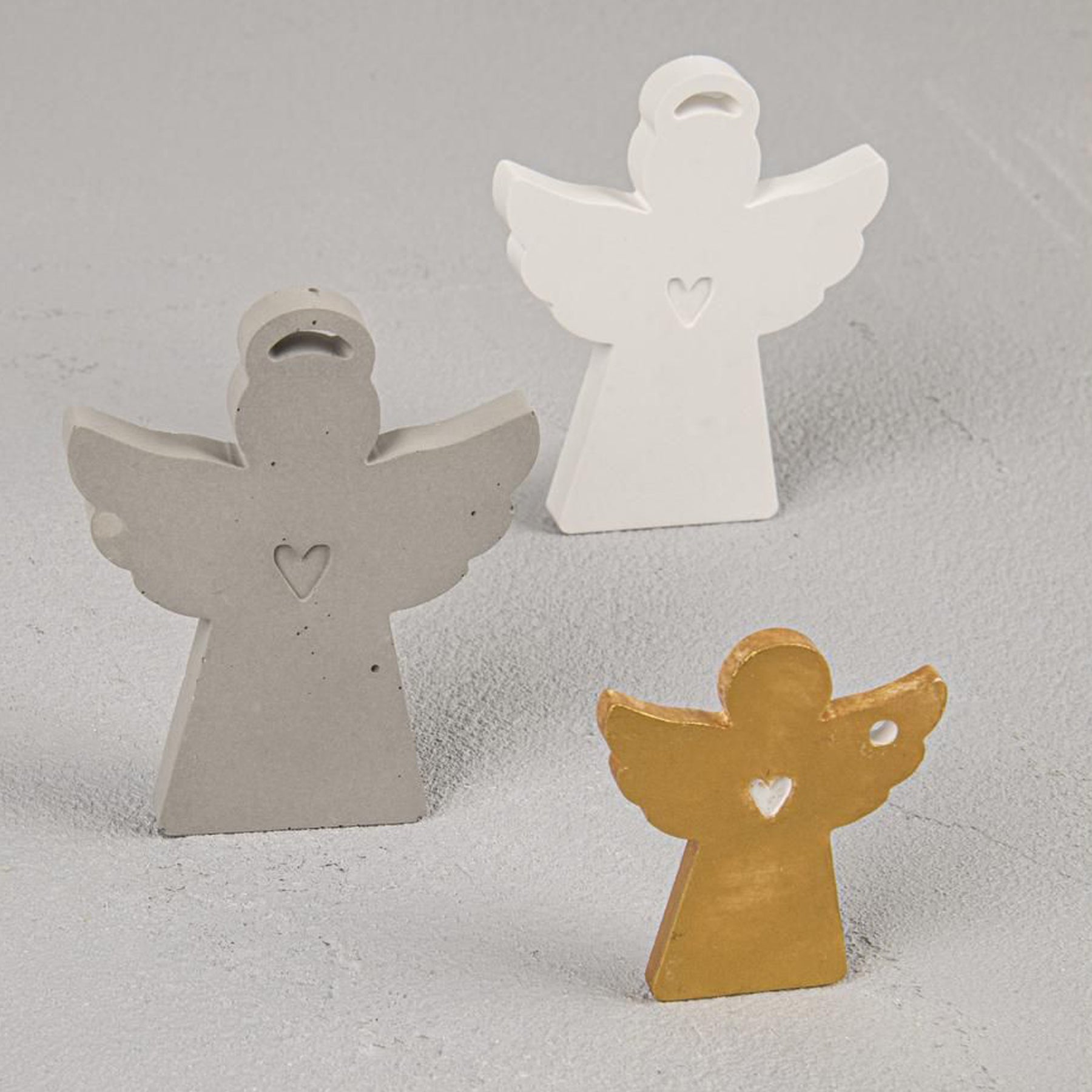 Crealive Giessform Silikon - Engel & Flügel Inhalt: 1 Giessform Silikon mit 8 Motiven Spezifikationen: Material: hochwertiges Silikon Formgrösse: 14.5 x 26 cm Motivgrössen: Engel gross 7.5 x 6 cm Engel klein 5 x 4.5 cm Flügel gross 7.5 x 2.5 cm Flügel klein 5.5 x 1.8 cm Federn gross 12.5 x 3 cm Federn klein 9.3 x 2 cm Tiefe: jeweils 8 mm