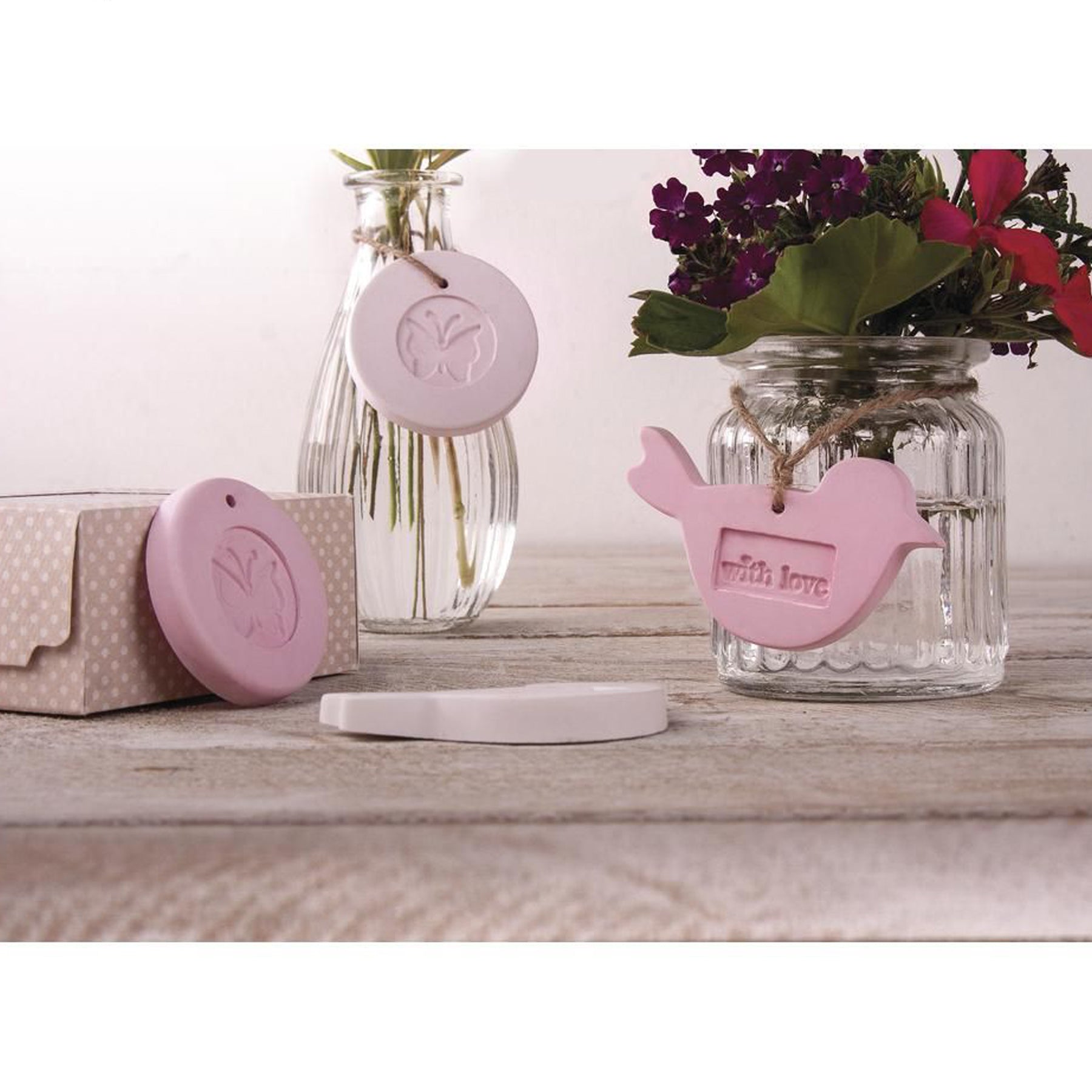 Crealive Giesspulver Raysin 100 - Weiss - 400g Inhalt: 400g Raysin Giessen leicht gemacht mit der reinweissen Giessmasse Raysin von Rahyer im "Chalky-Style"! Kinderleichte Anwendung: Anrühren + Giessen = Fertig! Im Handumdrehen entstehen trendige Giessstücke mit einer weichen, ultramatten Oberfläche und Optik.