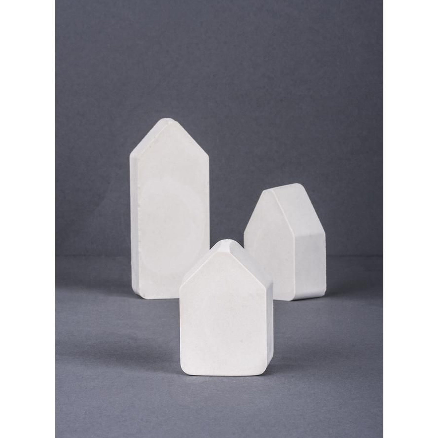 Crealive Giesspulver Raysin 100 - Weiss - 400g Inhalt: 400g Raysin Giessen leicht gemacht mit der reinweissen Giessmasse Raysin von Rahyer im "Chalky-Style"! Kinderleichte Anwendung: Anrühren + Giessen = Fertig! Im Handumdrehen entstehen trendige Giessstücke mit einer weichen, ultramatten Oberfläche und Optik.