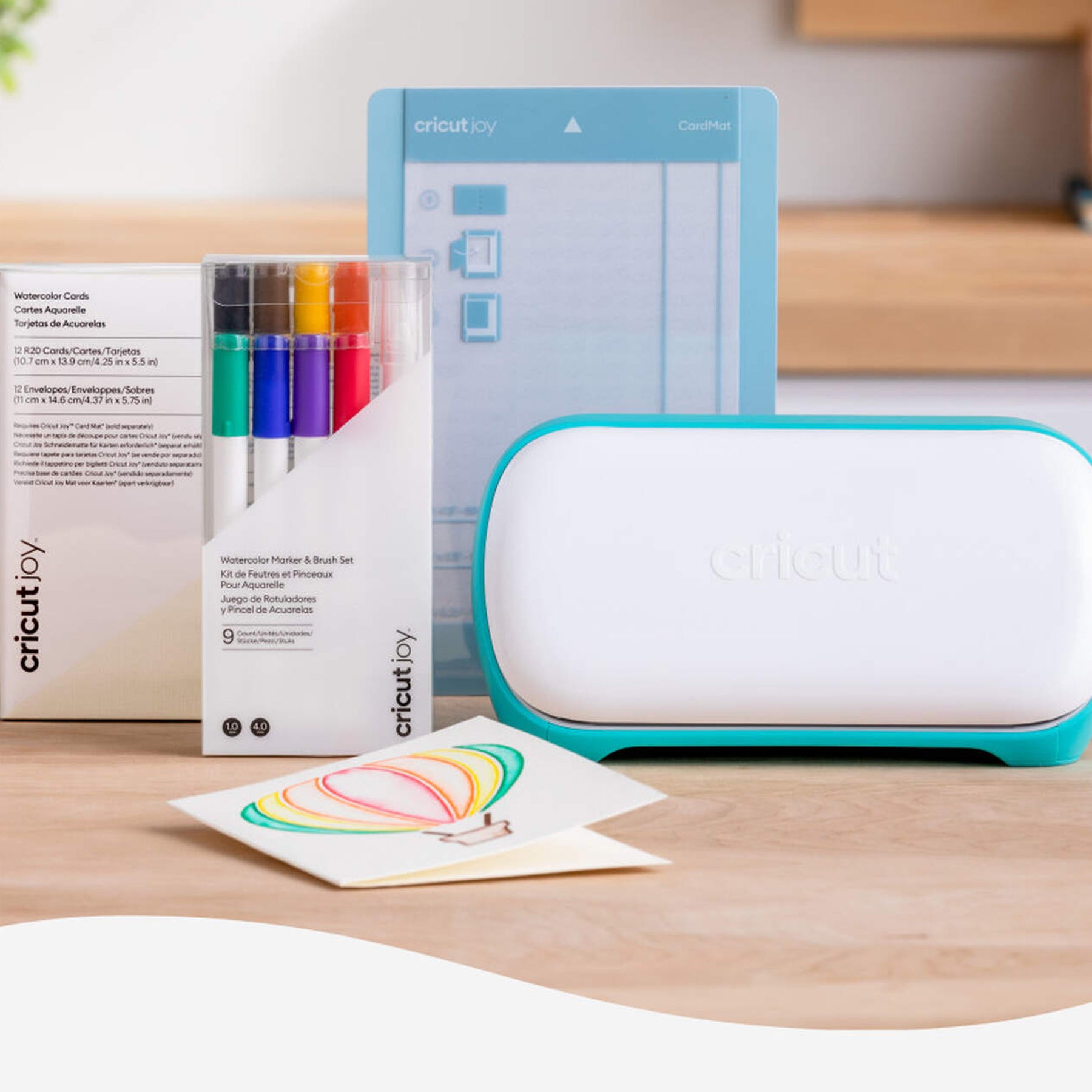 Crealive Cricut Joy Set mit Aquarellstiften & -pinsel 1.0 mm / Watercolor Marker & Brush Set Inhalt: 8 Aquarellstifte 1.0 mm 1 Wassertankpinsel 4.0 mm Spezifikationen: 1.0 mm (mittlere Spitze) Farben: Grün, Blau, Violett, Rot, Orange, Gelb, Braun & Schwarz wasserbasiert säurefrei ungiftig entspricht ASTM D-4236 Anleitung: Design auswählen Stift in die Halterung Loslegen