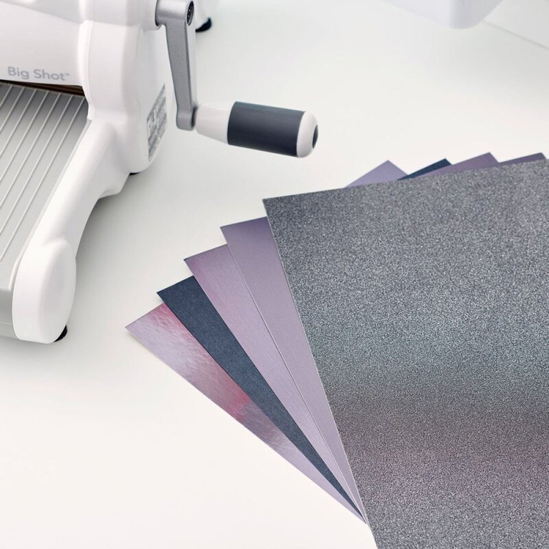 Crealive Sizzix Opulent Cardstock - Charcoal Inhalt: 50 Bögen Spezifikationen: 8’’ x 11.5’’ (20.32 cm x 29.21 cm) 250 g/m2 10 Bögen Spiegelkarton 10 Bögen Matt-Metallic 10 Bögen gebürstete Metall-Optik 10 Bögen Glitzer 10 Bögen Perlmutt-Glanz Farbe: Charcoal Diese verschiedenen Papiere sind geeignet für: Karten Karten- Verzierungen Geschenkboxen & Verpackungen Plotten Scrapbooking Stanzen Prägen
