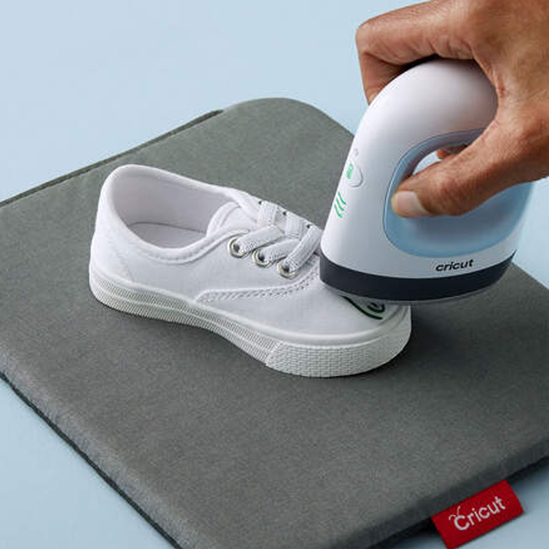 Crealive Cricut EasyPress Matte - 8" x 10" - eine grossartige Matte aus vielen Schichten! Schütze Deine Arbeitsfläche und erziele einwandfreie Ergebnisse beim Pressen von Bügelfolien oder Infusible Ink Sheets, mit diesem unverzichtbaren 20,3 x 25,4 cm grossen Zubehör zur Cricut EasyPress™. Nähte, Knöpfe und andere Unebenheiten werden durch diese Matte beim Pressen ausgeglichen. Die robuste Abdeckung sorgt für Wärmeleitfähigkeit und gleichmässige Wärmeverteilung.