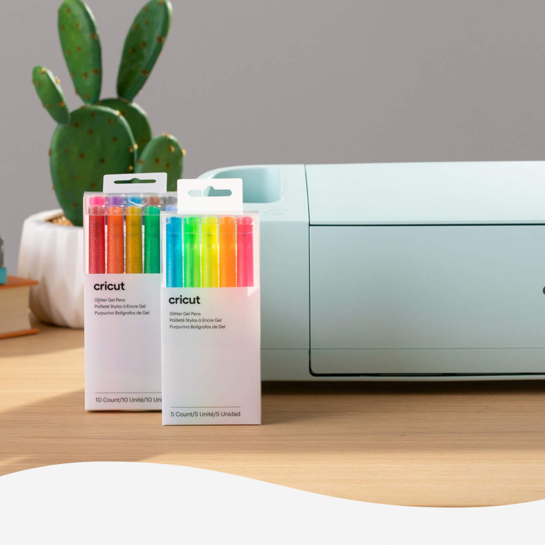 Crealive Cricut Glitzer Gel Zeichenstifte 0.8 - Neonfarben / Glitter Gel Pen Set Inhalt: 5 Glitzer Gel Stifte Spezifikationen: 0.8 (mittlere Spitze) Farben: Neonpink, Neonorange, Neongelb, Neongrün, Neonblau wasserbasiert säurefrei ungiftig entspricht ASTM D-4236 Anleitung: Design auswählen Stift in die Halterung (A) Loslegen Kompatible Geräte: für alle Cricut Explore und Cricut Maker (Cricut Explore One erfordert den separat erhältlichen Zubehöradapter)