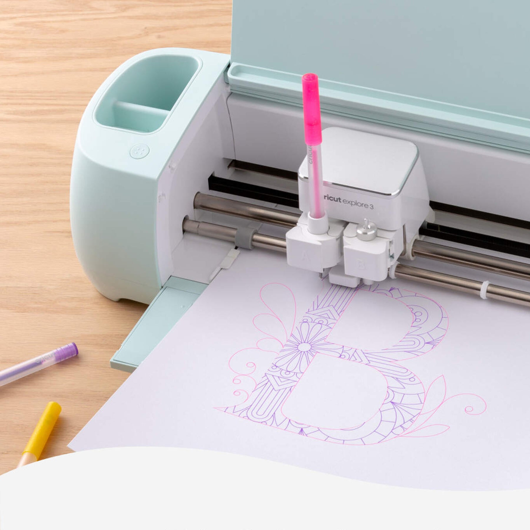 Crealive Cricut Glitzer Gel Zeichenstifte 0.8 - Regenbogen / Glitter Gel Pen Set Inhalt: 10 Glitzer Gel Stifte Spezifikationen: 0.8 (mittlere Spitze) Farben: Rot, Orange, Gelb, Grün, Blau, Violett, Pink, Hellblau, Braun & Schwarz wasserbasiert säurefrei ungiftig entspricht ASTM D-4236 Anleitung: Design auswählen Stift in die Halterung (A) Loslegen