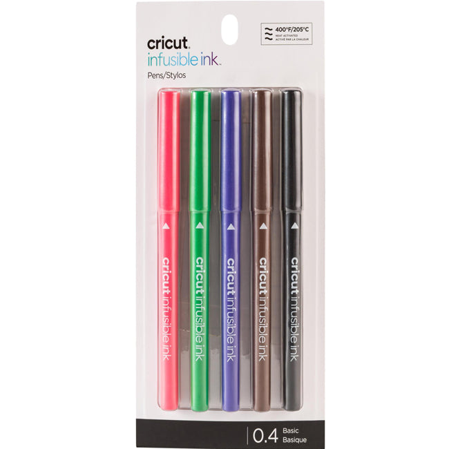 Cricut Infusible Ink Stifte - Basic 0.4 Inhalt: 5 Cricut Infusible Ink Stifte (je 1 x Rot, Grün, Blau, Braun & Schwarz) Spezifikationen: Stärke: 0.4 (feine Spitze) Farben: Rot, Grün, Blau, Braun & Schwarz brillante Farben nach dem Transfervorgang Infusible Ink Anleitung: Design auswählen Stift in die Halterung (A) Laser Kopierpapier auf die Schneidematte Zeichnen lassen (spiegeln nicht vergessen!)