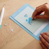 Crealive Cricut Joy Cutaway Karten R20 - 8 Stück - Pastel  Inhalt:  8 Karten im Format 4.25" x 5.5" (10.8 cm x 14 cm) (zusammengeklappt) - Kartenfarben: 3 x Tulip, 3 x Powder Blue, 2 x Whispering Blue 8 Einlagen im Format 4.1" x 5.3" (10.4 cm x 13.6 cm) - Einlagefarbe: Matt silber holografisch 8 Umschläge in 4.37" x 5.75" (11 cm x 14.6 cm) - Farbe: Weiss    Cricut Joy Cut-Away Karten sind geeignet für:  Karten Einladungen