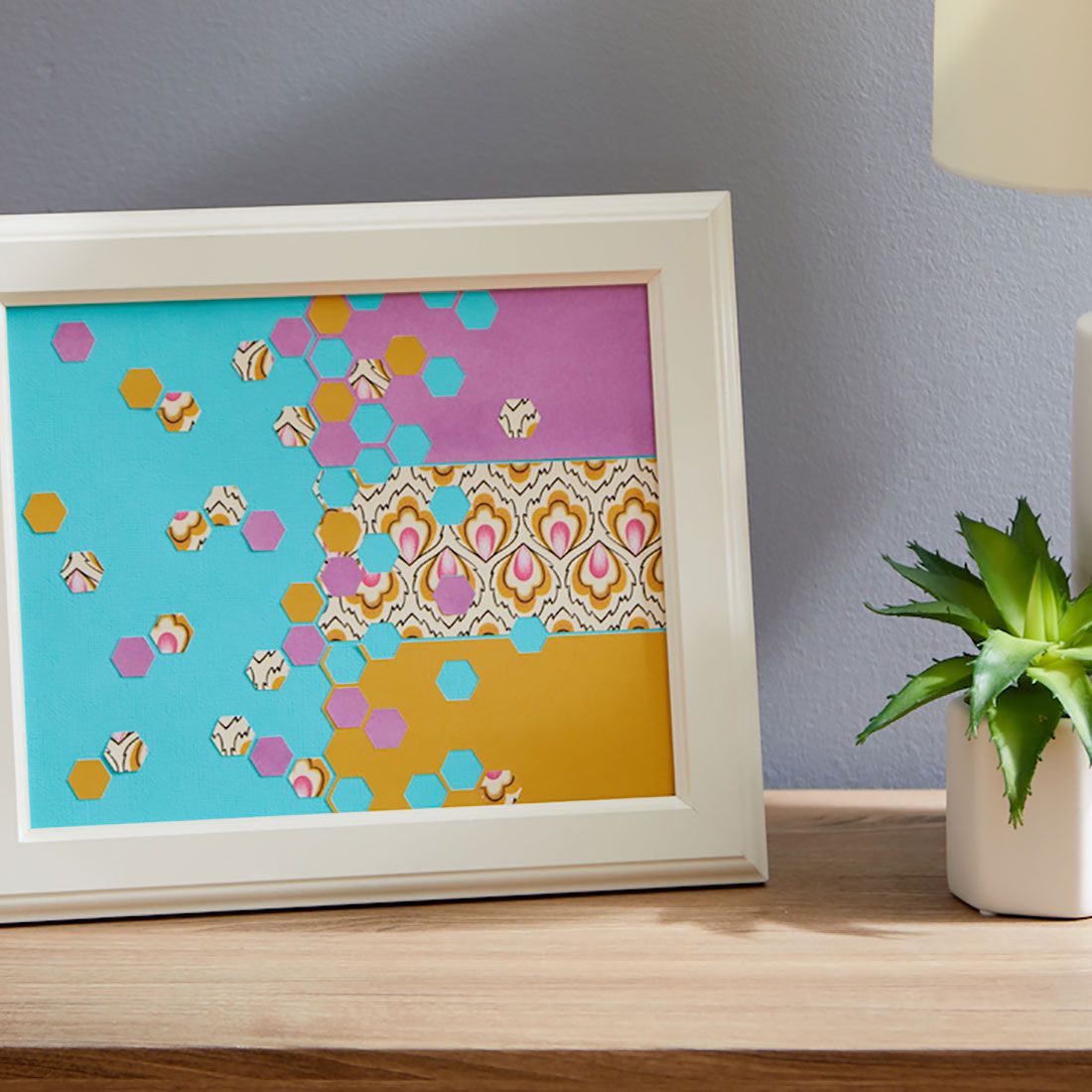 Cricut Joy Deluxe Papier selbstklebend - 11,4 x 30,5 cm - By Design Selbstklebendes Papier für Cricut Joy mit 3 verschiedenen Designs und 2 Uni-Farben Das Set enthält insgesamt 10 Blätter (2 x 5 Farben/Motive) in der Grösse 11,4 cm x 30,4 cm (4,5" x 12"). Inhalt: 3 x 2 Design Blätter 2 x 2 Uni Blätter Cricut Joy Deluxe Papier ist geeignet für: Scrapbooking-Seiten Geburtstagskarten Einladungen Dekorationen
