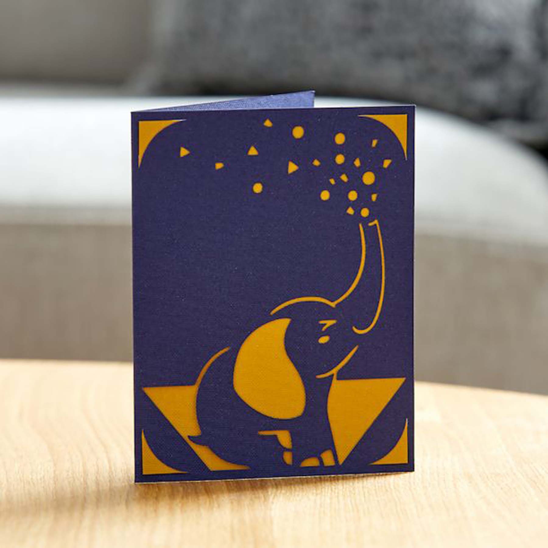 Crealive Cricut Joy Einlegekarten R20 - 12 Stück - Fingerpaint Inhalt: 12 Karten im Format 4.25" x 5.5" (10.7 cm x 13.9 cm) (zusammengeklappt) - Kartenfarben: 4 x Green, 4 x Blue & 4 x Red 12 Einlagen im Format 4" x 5.25" (10.1 cm x 13.3 cm) - Einlagefarben: 4 x Orange, 4 x Yellow & 4 x Black 12 Umschläge in 4.37" x 5.75" (11 cm x 14.6 cm) - Farbe: Weiss Cricut Joy Einlegekarten sind geeignet für: Karten Einladungen