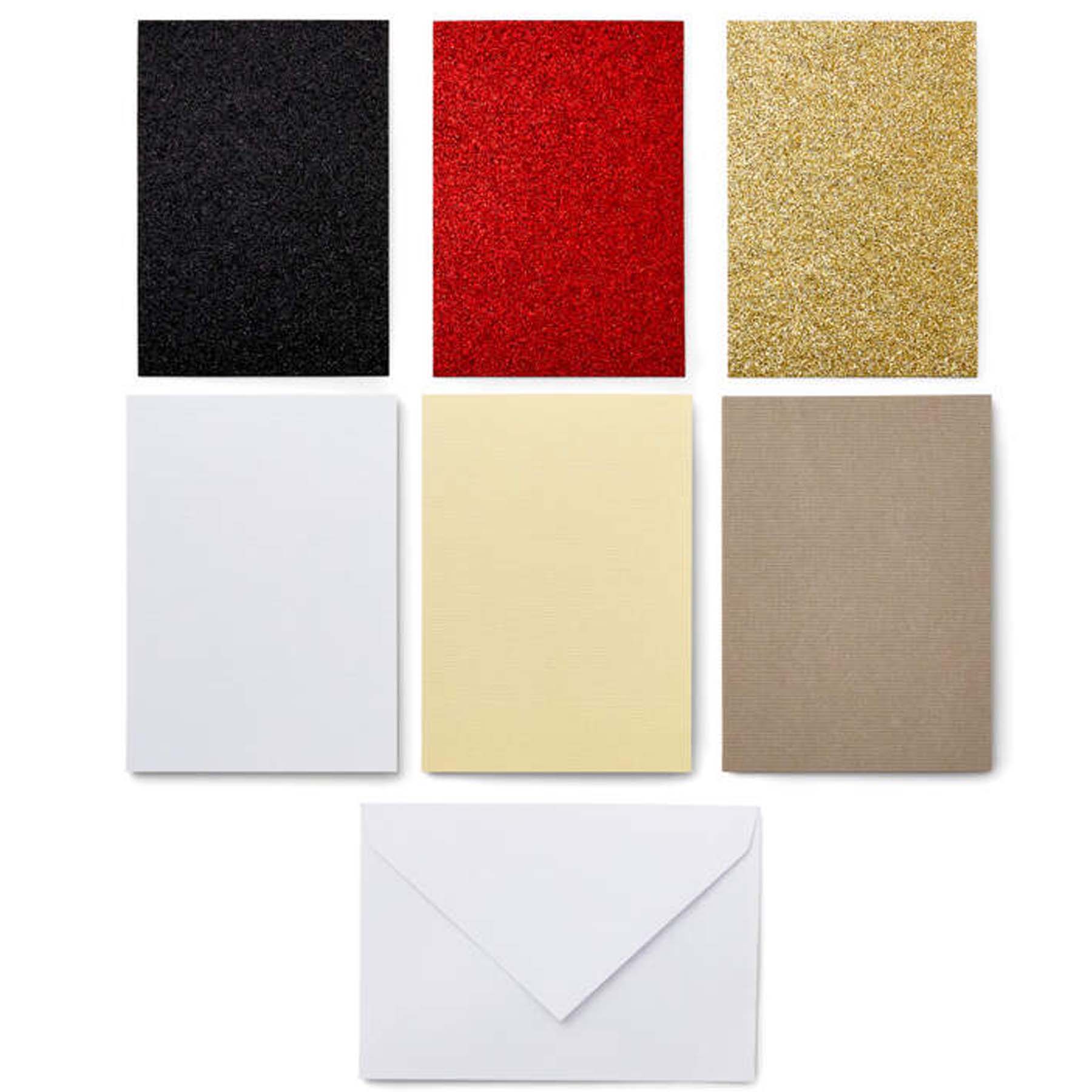 Crealive Cricut Einlegekarten R10 - 42 Stück - Glitz & Glam Inhalt: 42 Karten im Format 3.5" x 4.9" (8.9 cm x 12.4 cm) (zusammengeklappt) - Kartenfarben: 14 x Taupe, 14 x Weiss und 14 x Creme 42 Einlagen im Format 3.25" x 4.6" (8.2 cm x 11.7 cm) - Einlagefarben: 14 x Schwarz, 14 x Rot und 14 x Gold 42 Umschläge in 3.6" x 5.1" (9.2 cm x 13 cm) - Farbe: Weiss Cricut Einlegekarten sind geeignet für: Karten Einladungen Anleitung: Design auswählen Karte auf die Kartenmatte 2x2 (separat erhältlich)