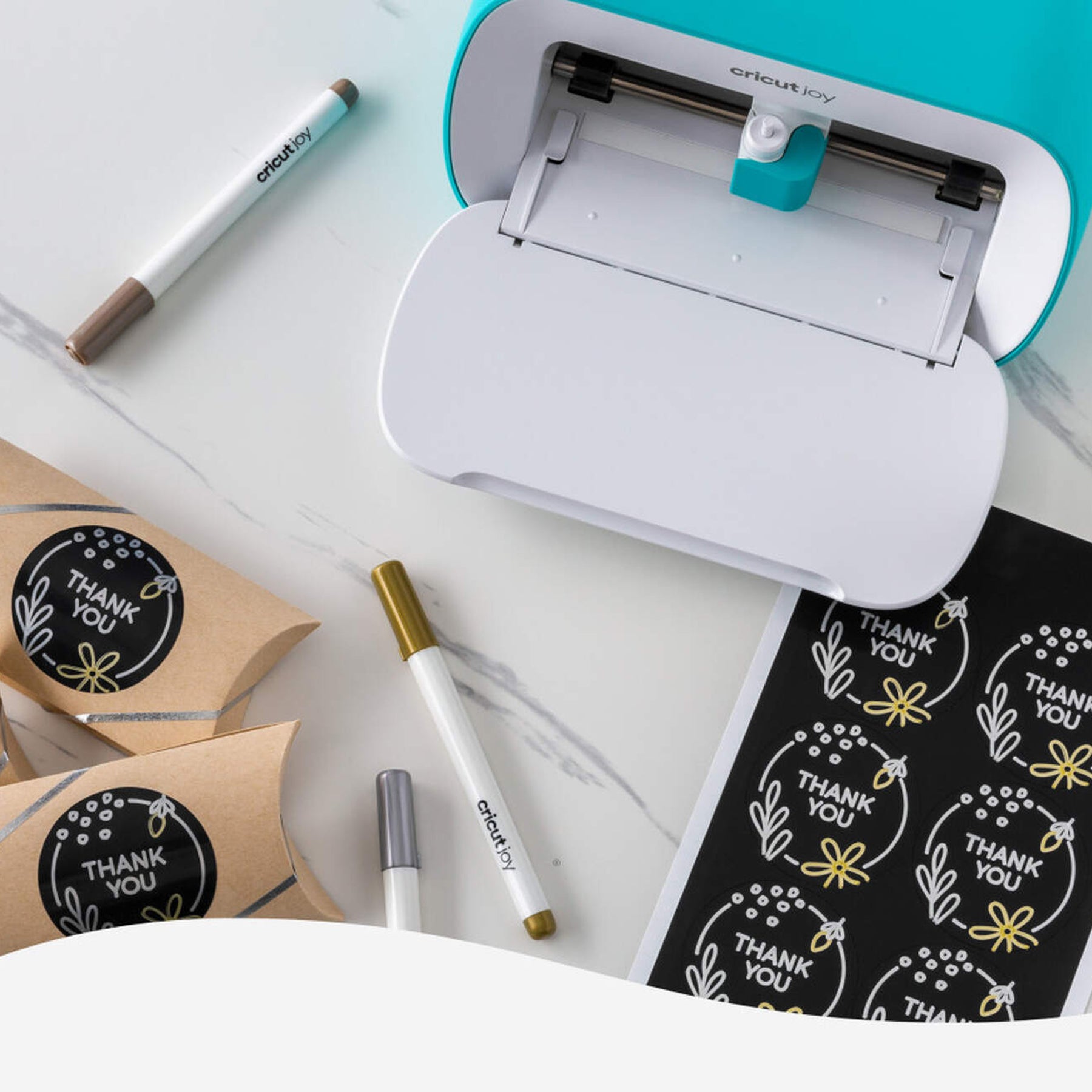 Crealive Cricut Joy Smart Label beschreibbare Vinylfolie ablösbar - Schwarz Inhalt: 4 Bögen Spezifikationen: Grösse: 14 cm x 33 cm (5,5" x 13") Farbe: Schwarz selbstklebend funktioniert ohne Schneidematte - einfach einlegen und loslegen! individuell gestaltbar mit Cricut Joy™ Stiften (Gelstifte werden nicht empfohlen) langlebig und dennoch leicht von Oberflächen abzulösen nicht mit Übertragungsfolie verwenden - die beschreibbare Vinylfolie wird von Hand übertragen für Cricut Joy